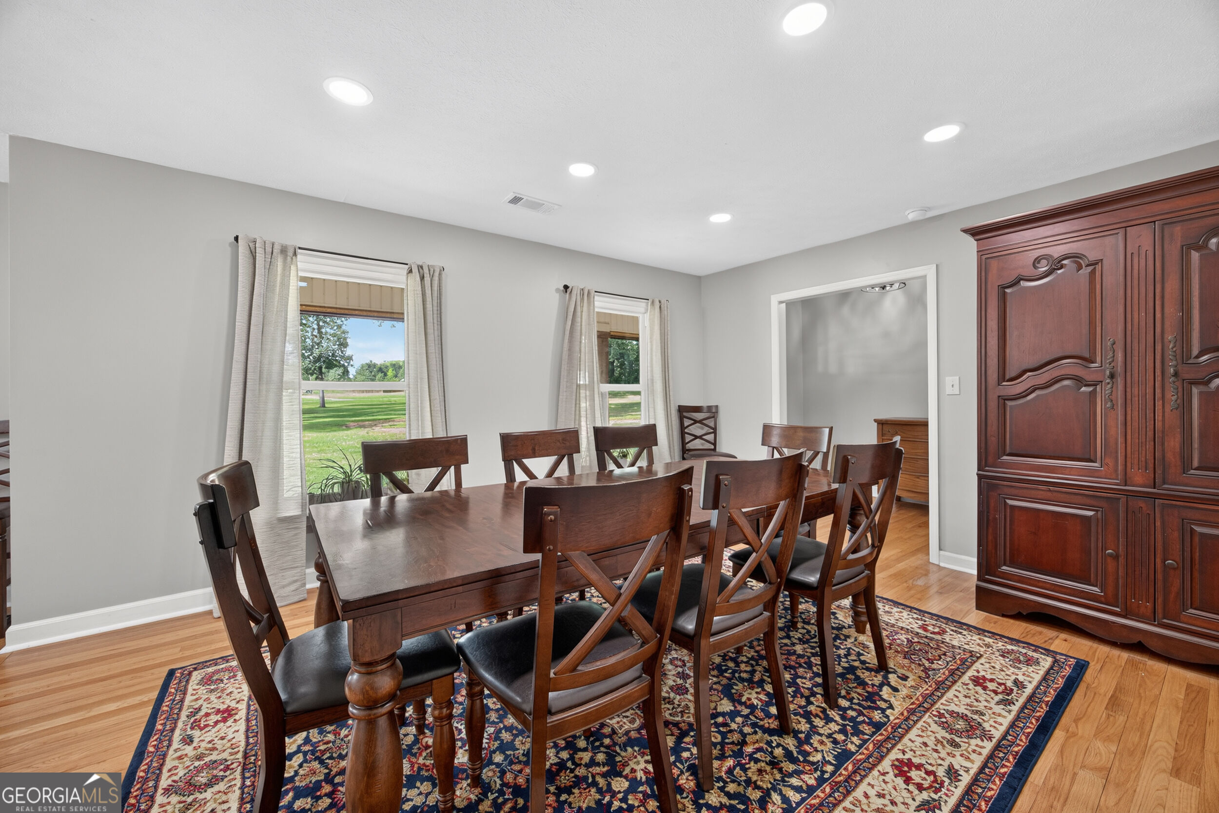104 E Oak Street Property Photo 6