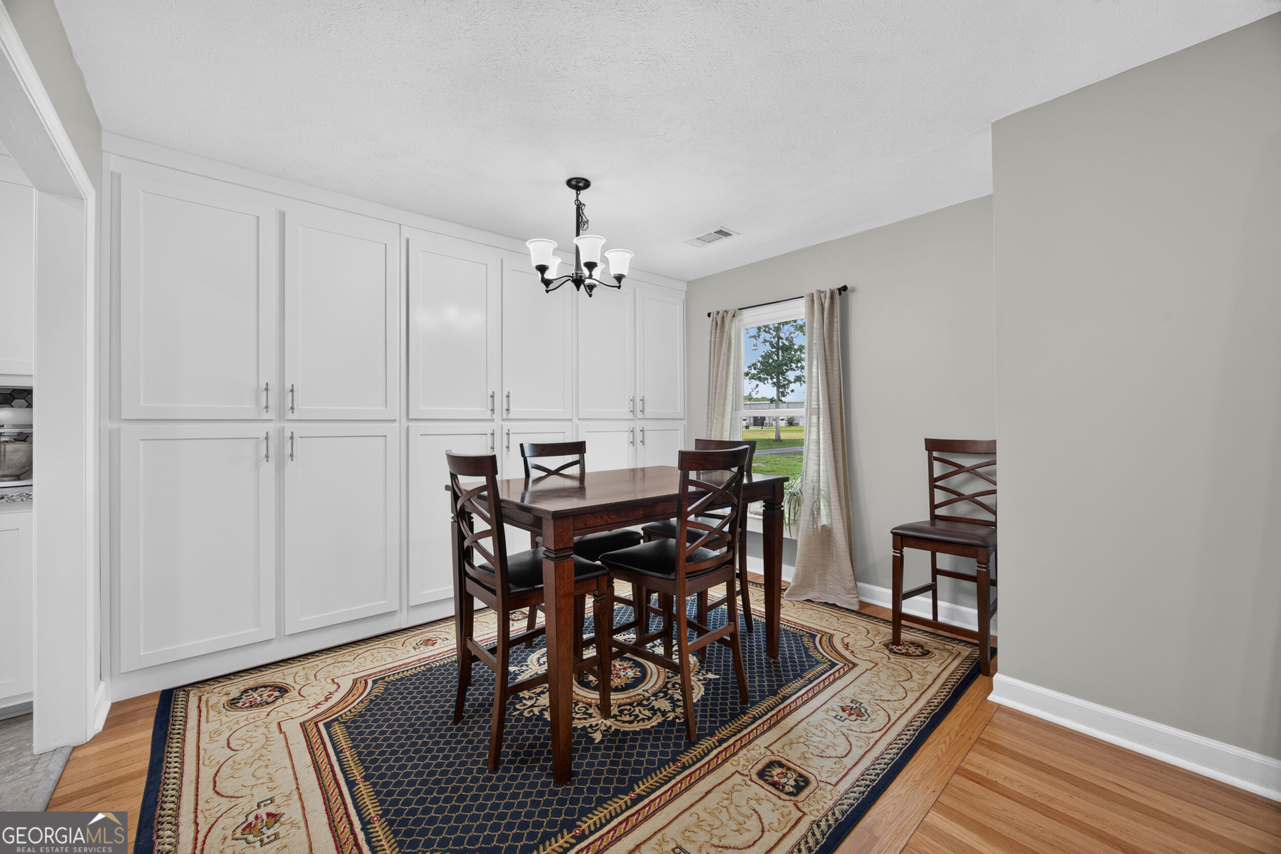 104 E Oak Street Property Photo 7