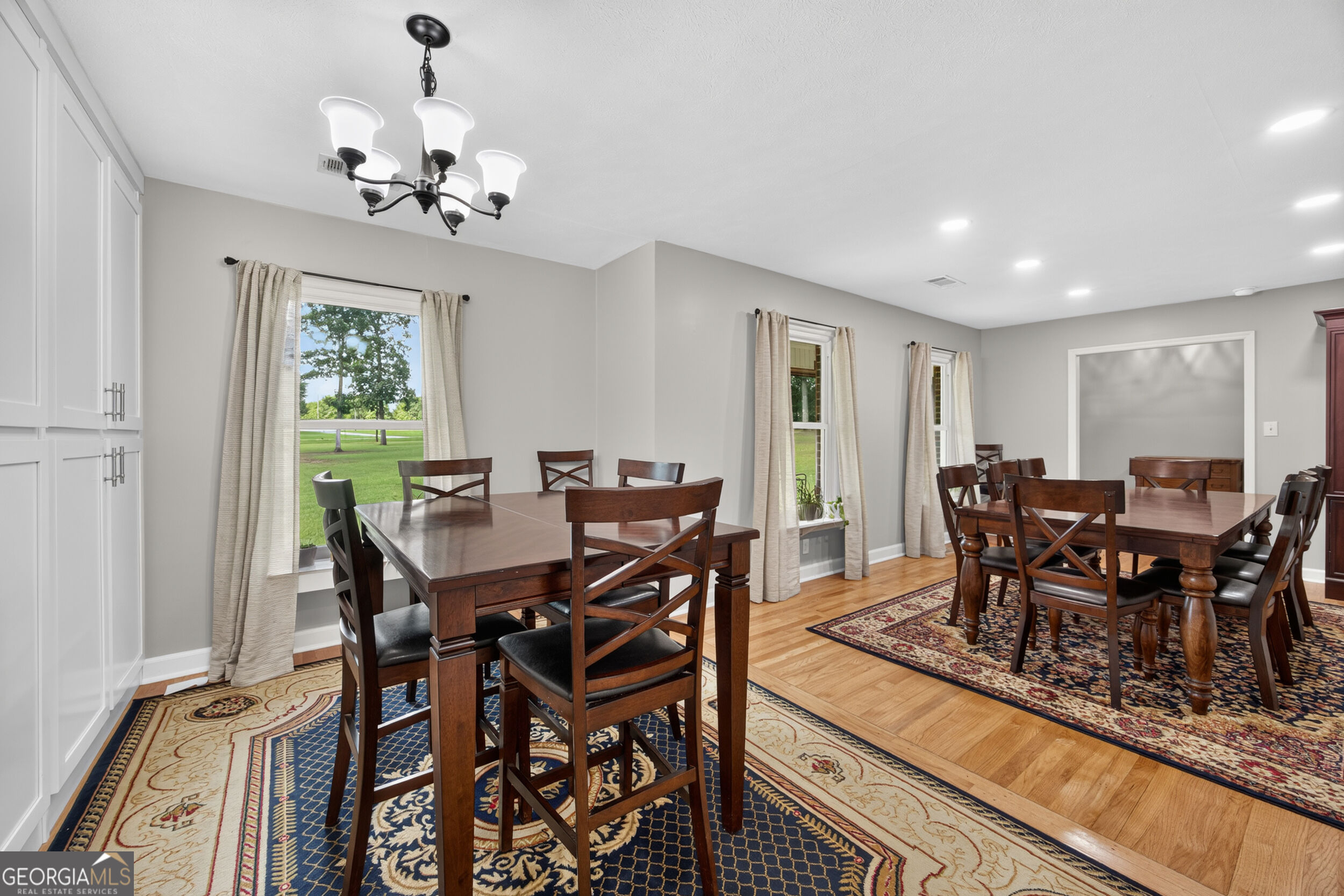 104 E Oak Street Property Photo 8