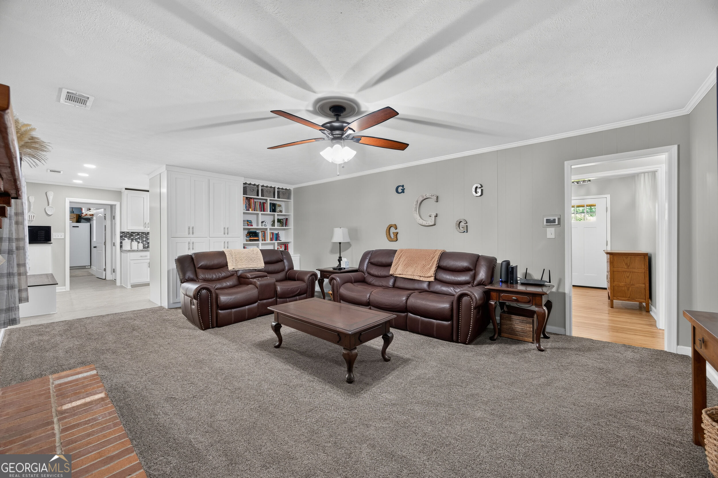 104 E Oak Street Property Photo 16