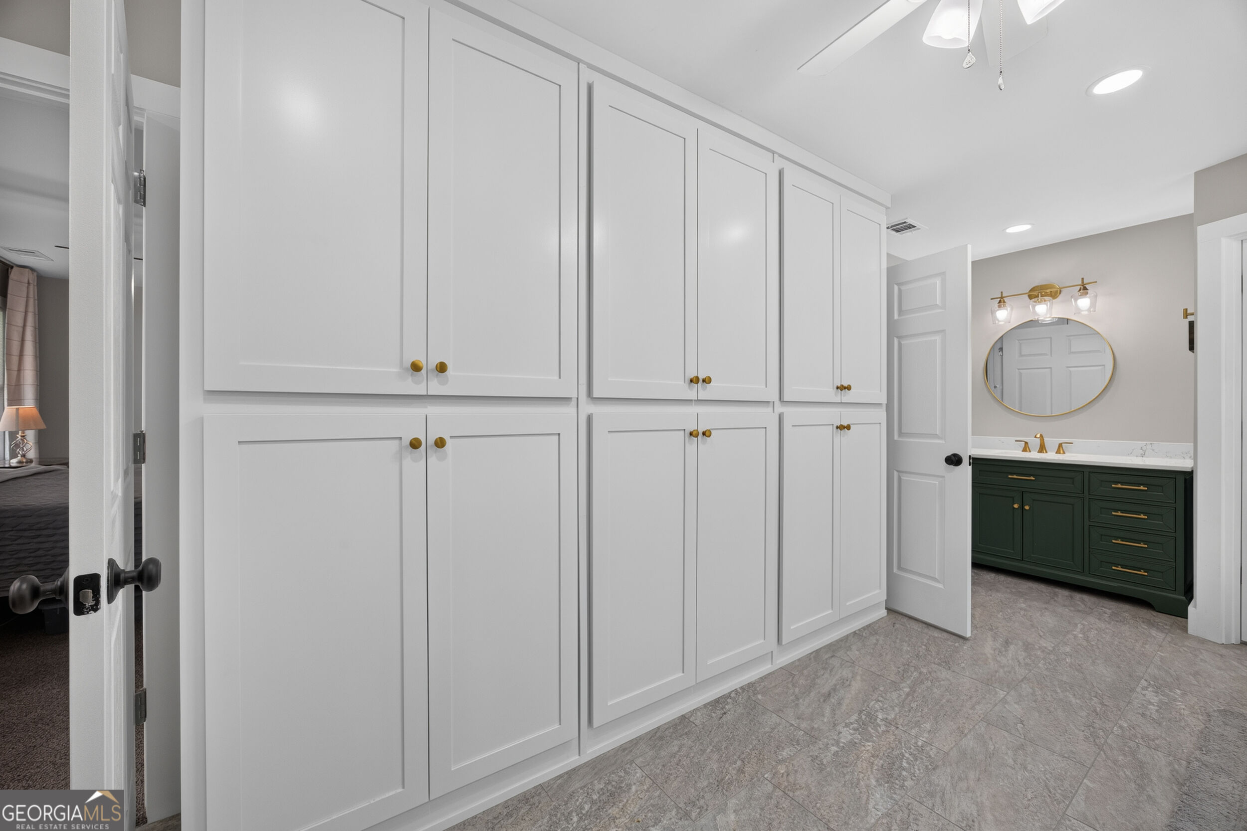 104 E Oak Street Property Photo 27