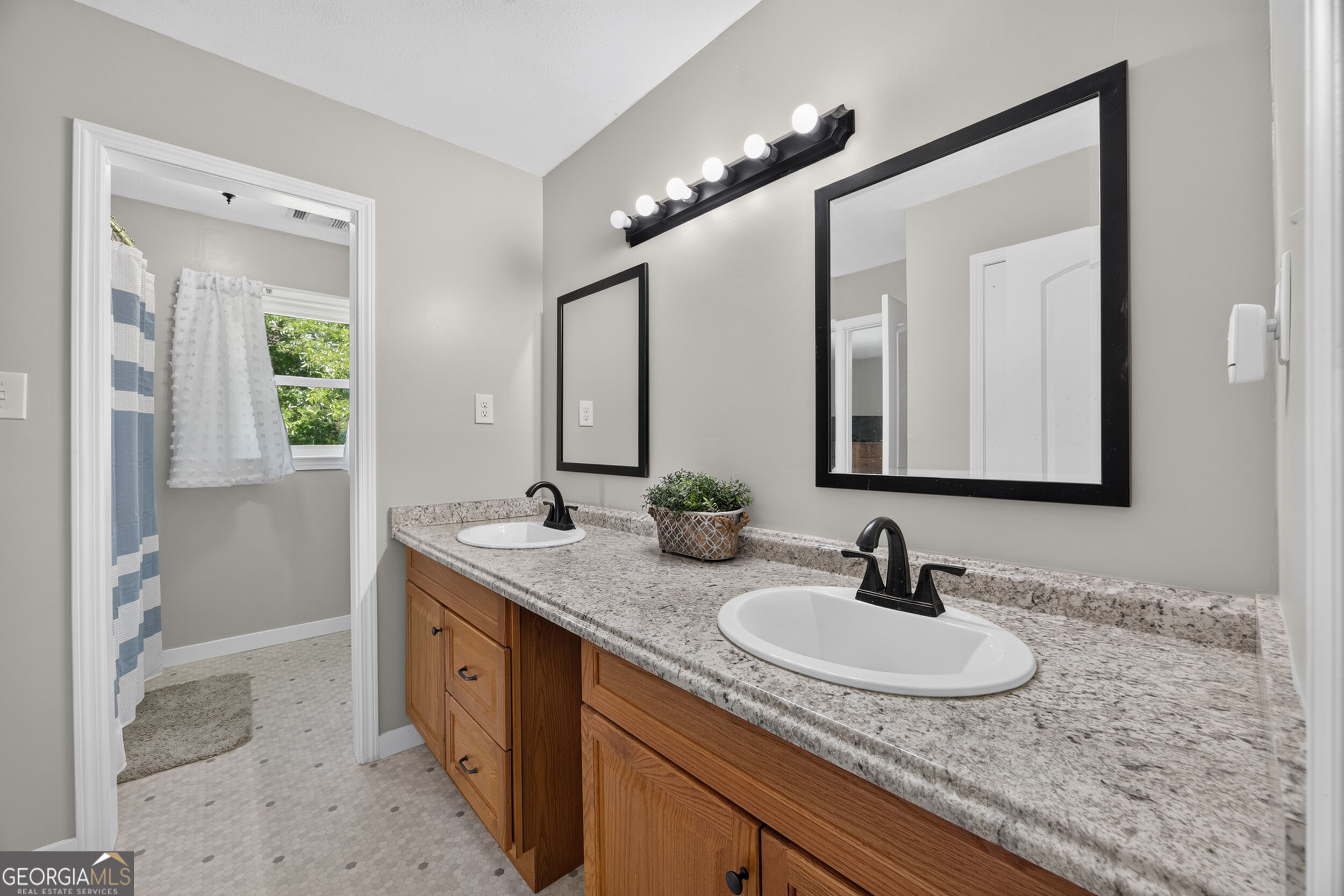 104 E Oak Street Property Photo 30