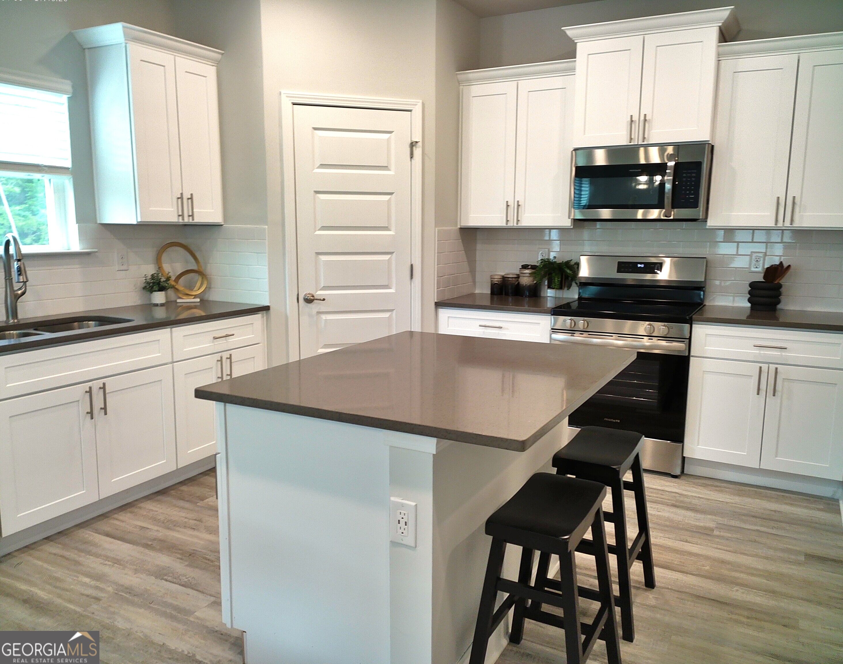 1117 Barrington Place Way Property Photo 2