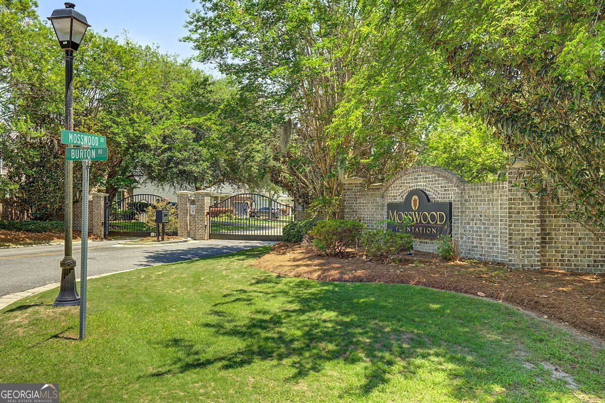 200 Sawgrass Drive Property Photo 3