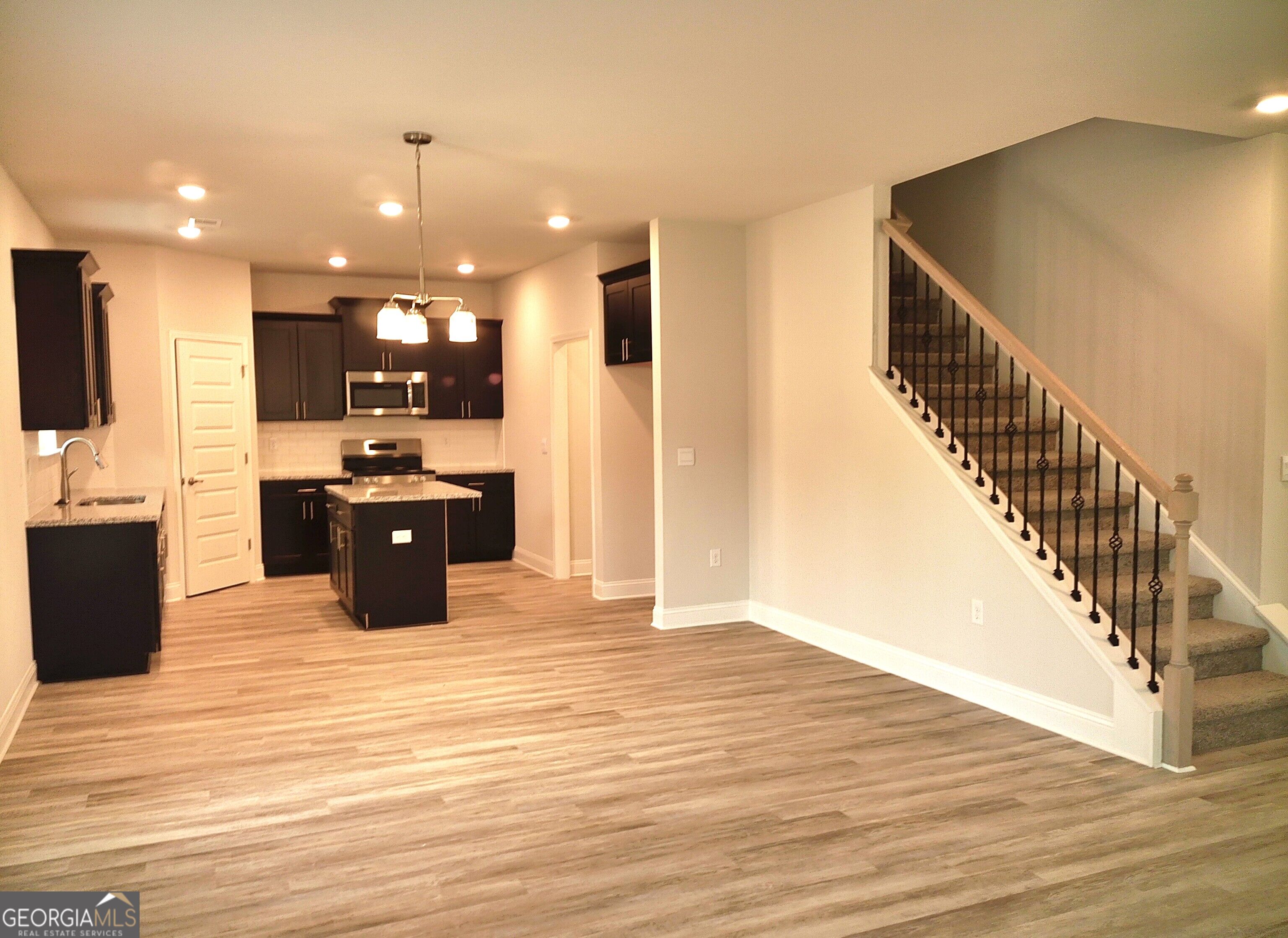 1121 Barrington Place Way Property Photo 3