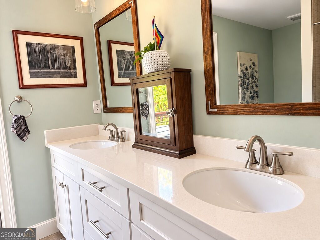 1502 Eastland Road Se Property Photo 8