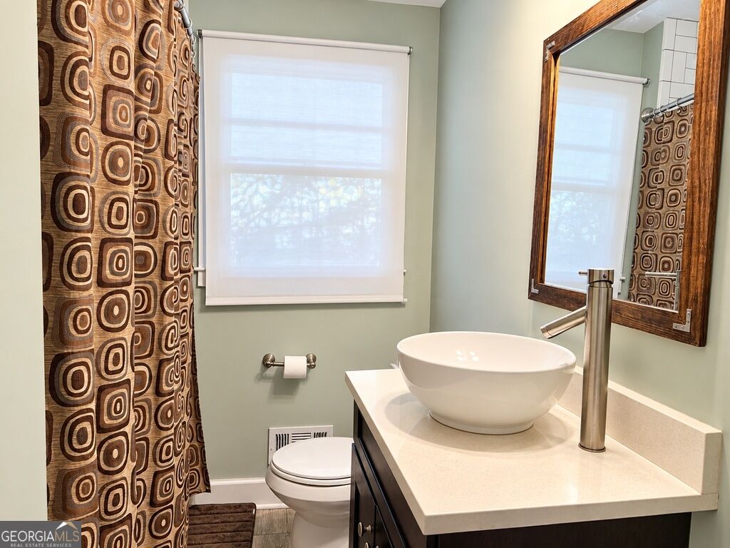 1502 Eastland Road Se Property Photo 11