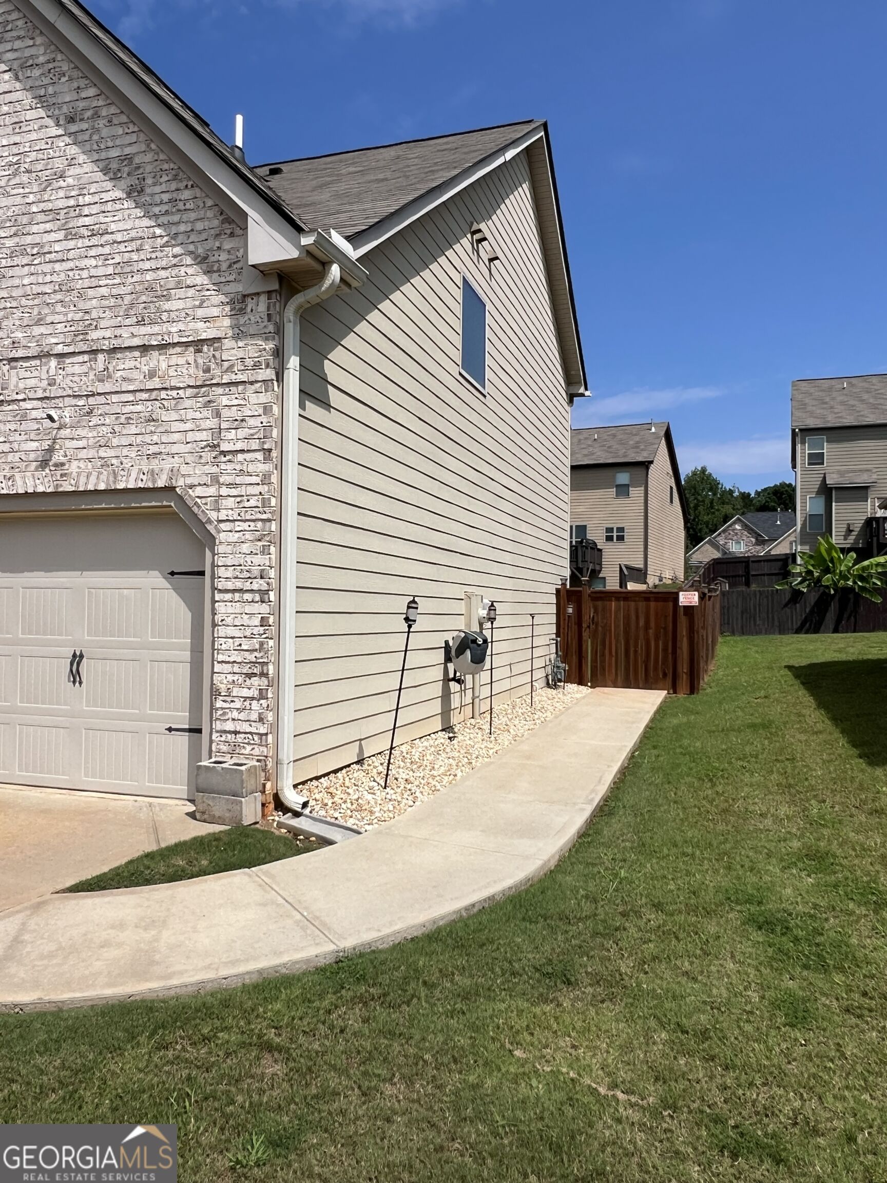 582 Oakville Trail Property Photo 3
