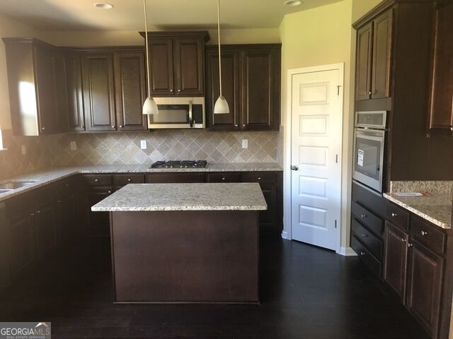 582 Oakville Trail Property Photo 7