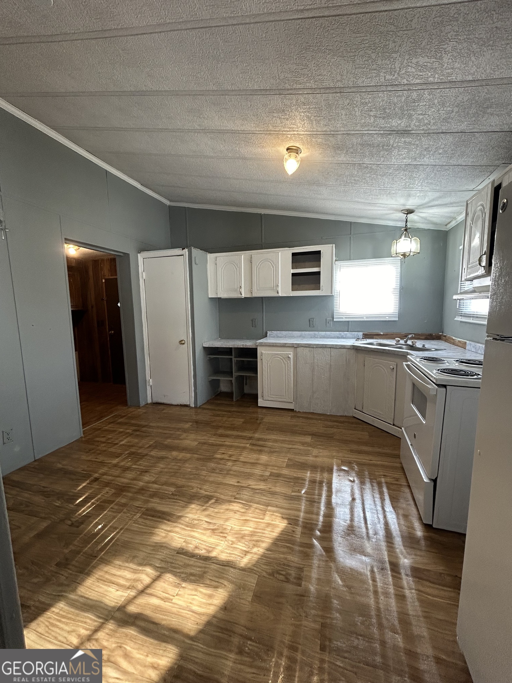 100 Greenview Drive Property Photo 3