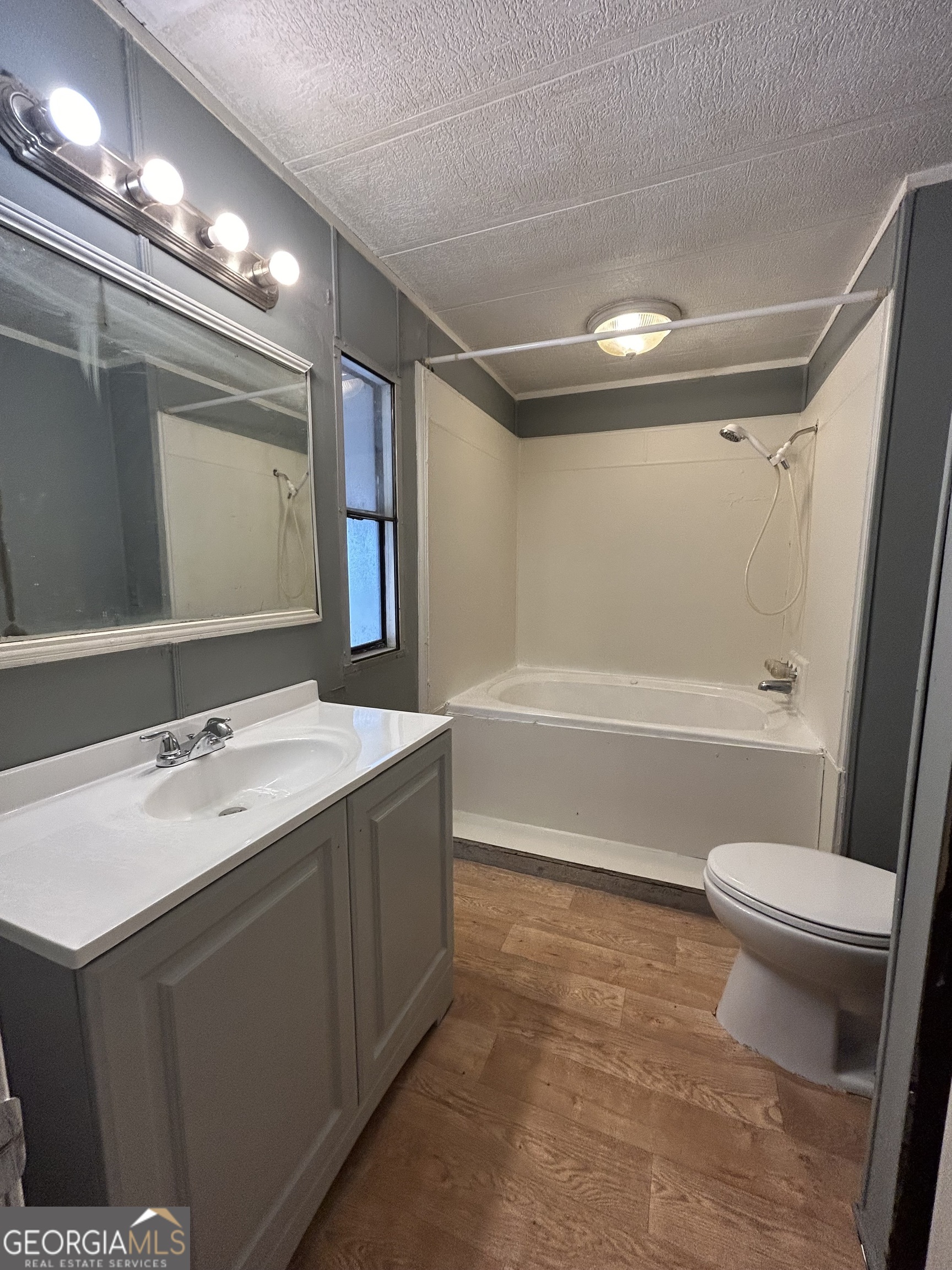 100 Greenview Drive Property Photo 6