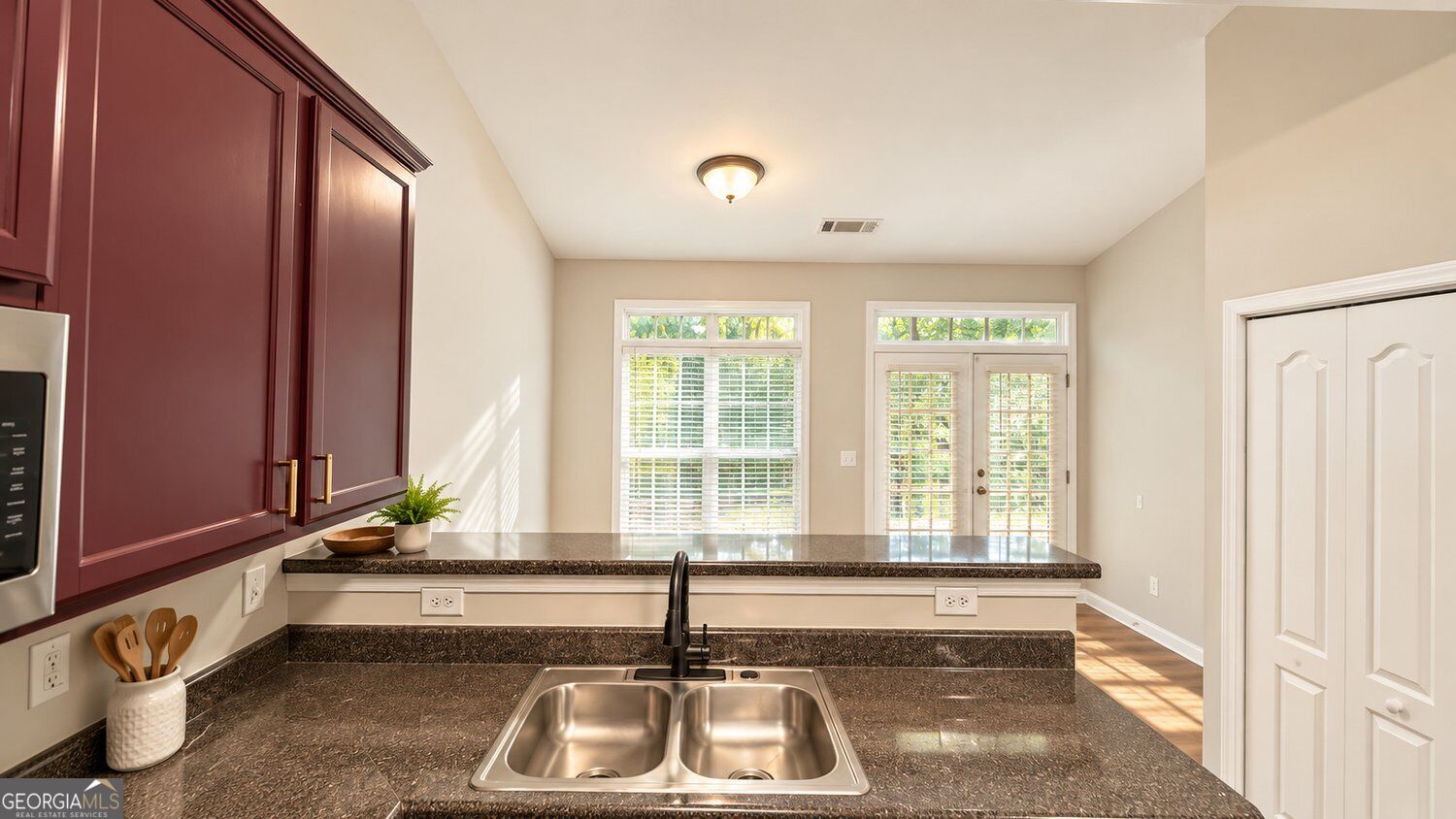 6276 Colonial View Property Photo 7
