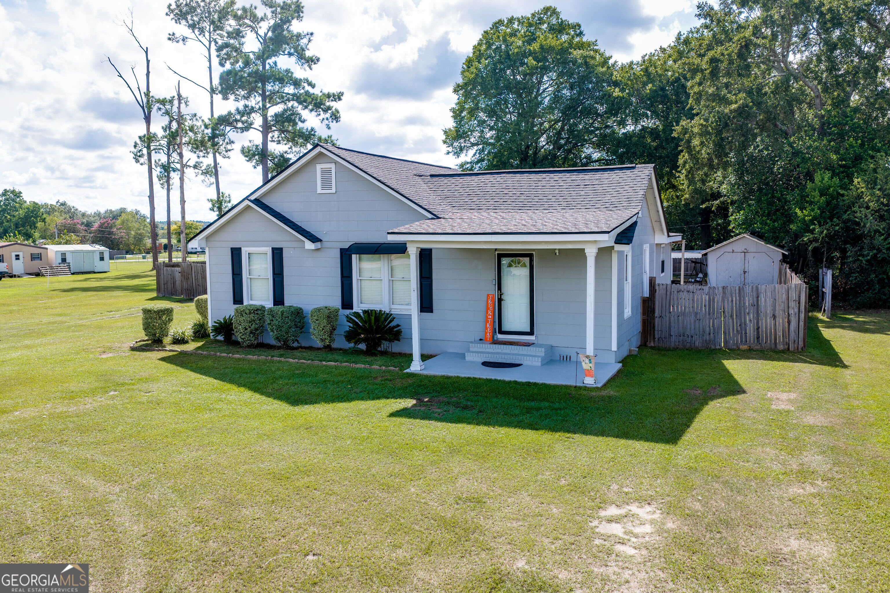 404 S Newcombe Avenue Property Photo 1