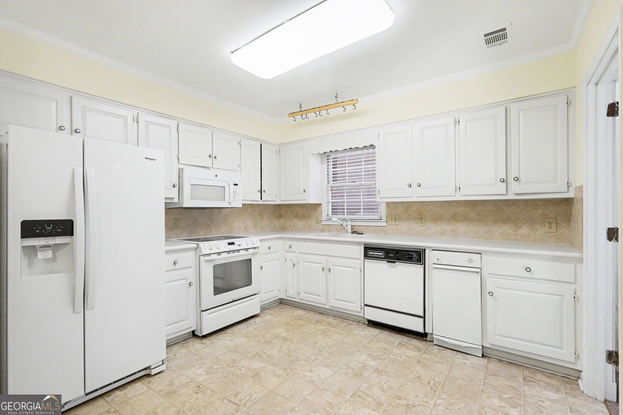 1825 Bedfordshire Drive Property Photo 4