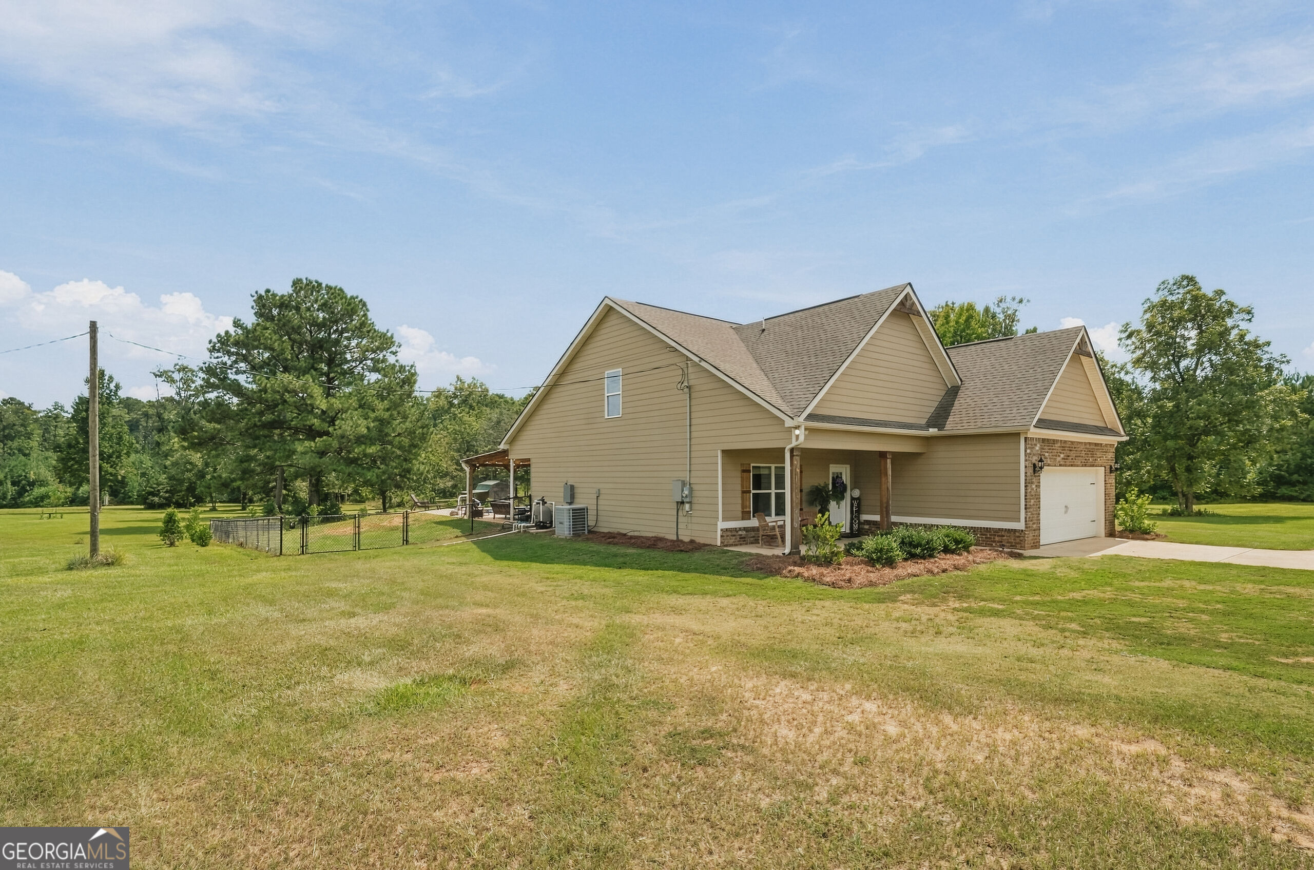 279 Davis Road Property Photo 4