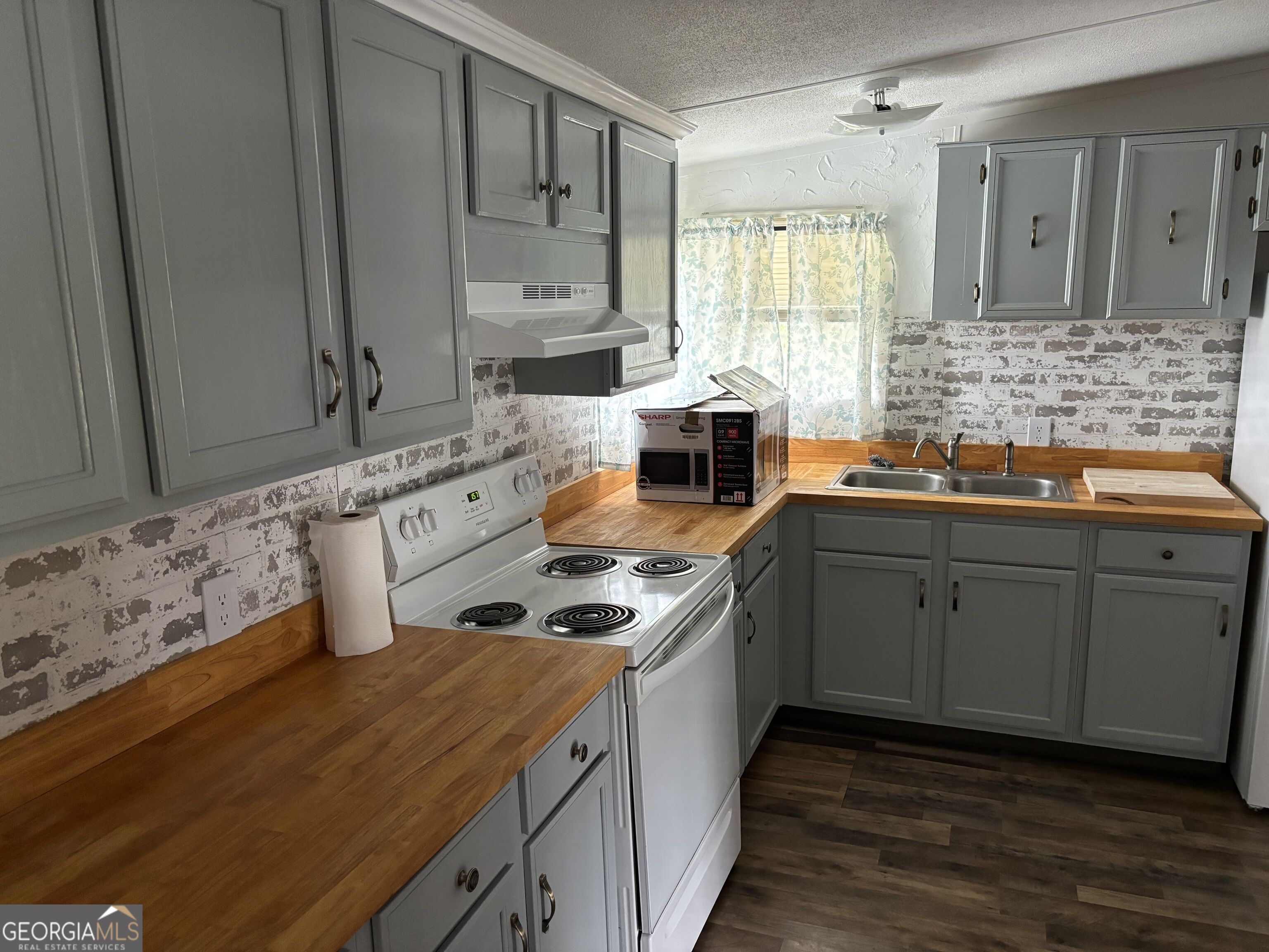 266 Spring Lake Drive Property Photo 7