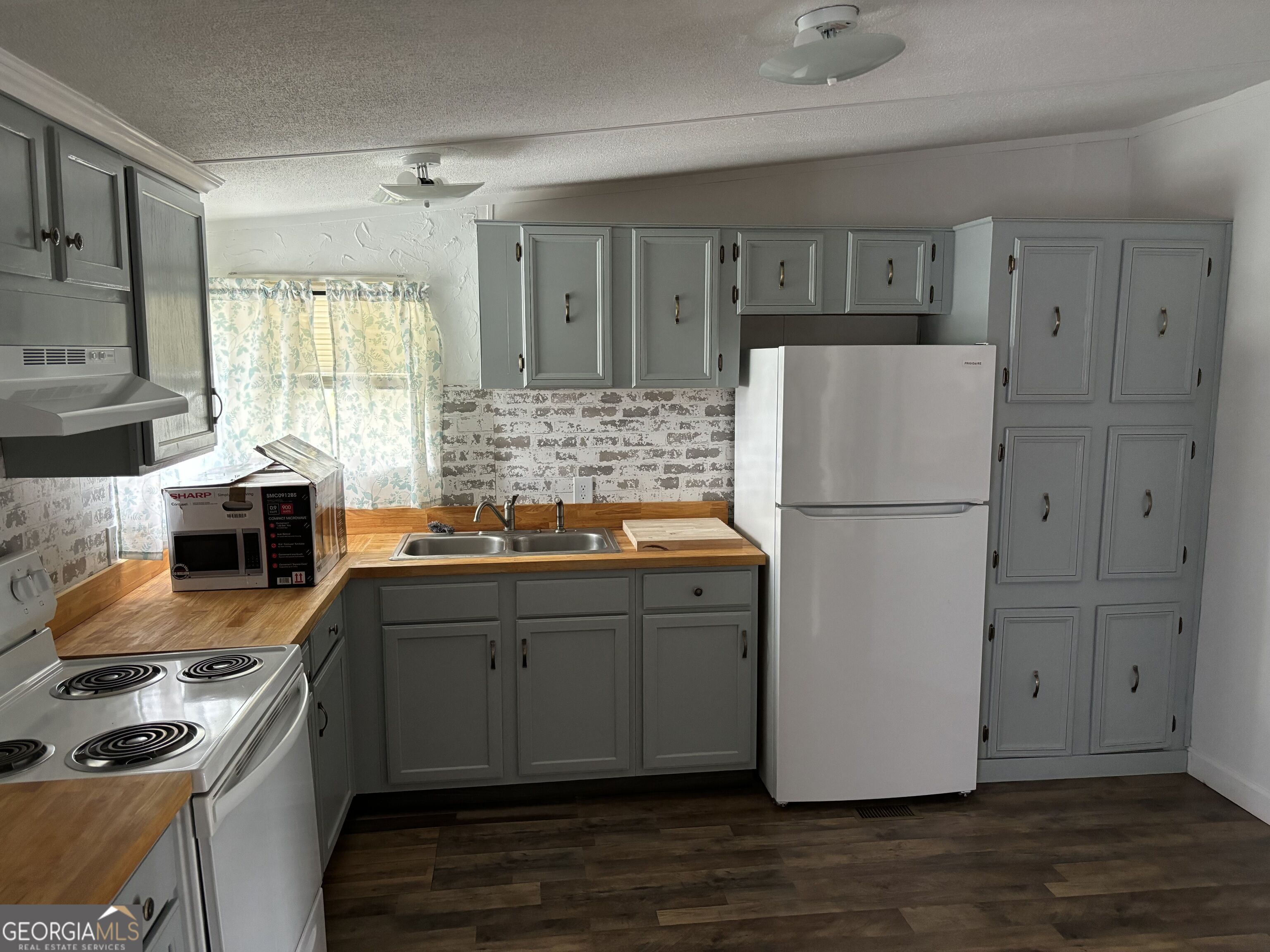 266 Spring Lake Drive Property Photo 8