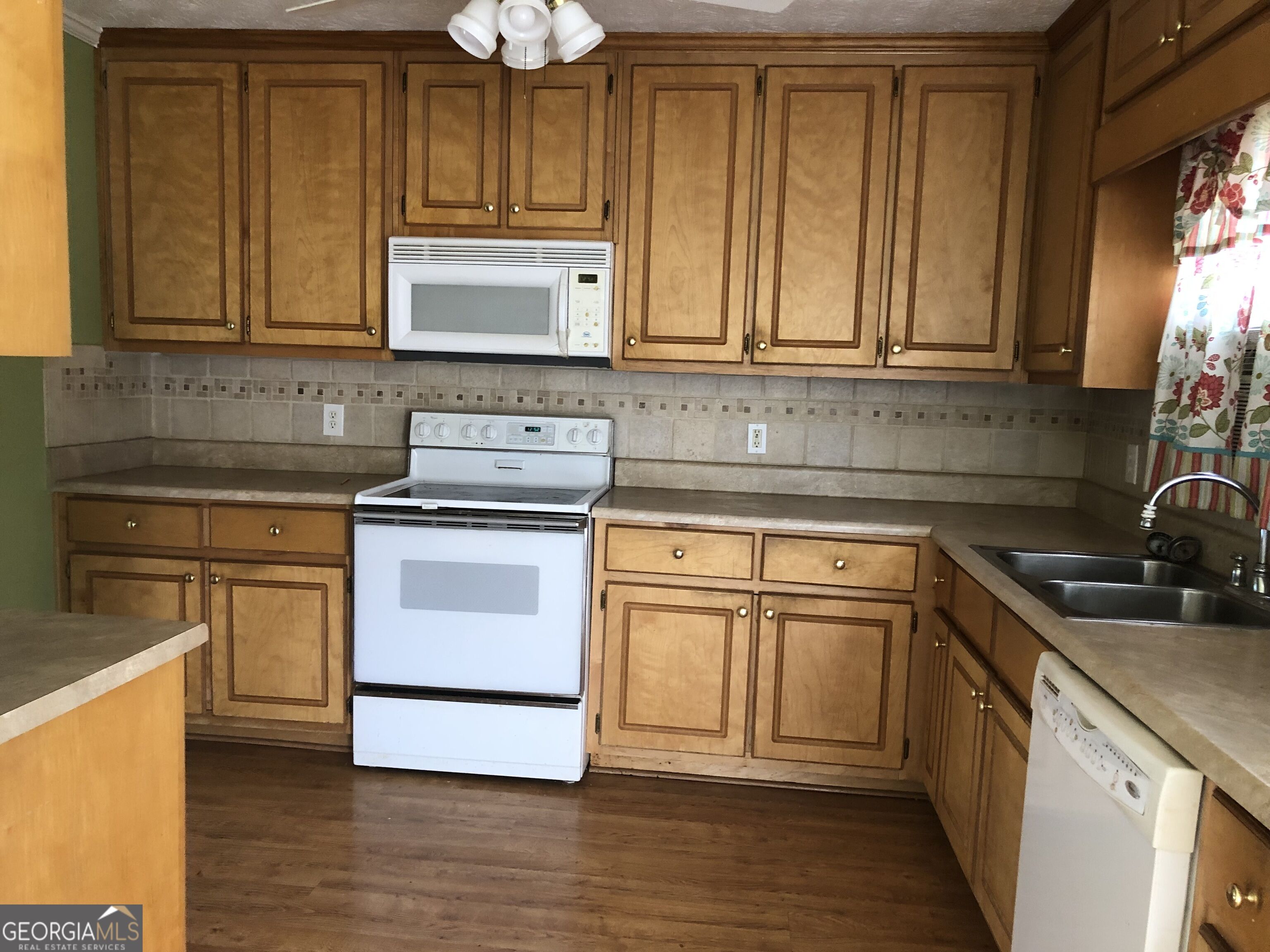 75 Oakwood Lane Property Photo 2