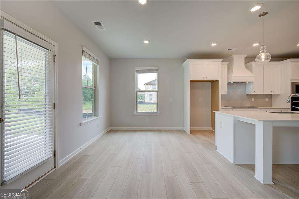 709 Dunlake Way Property Photo 8