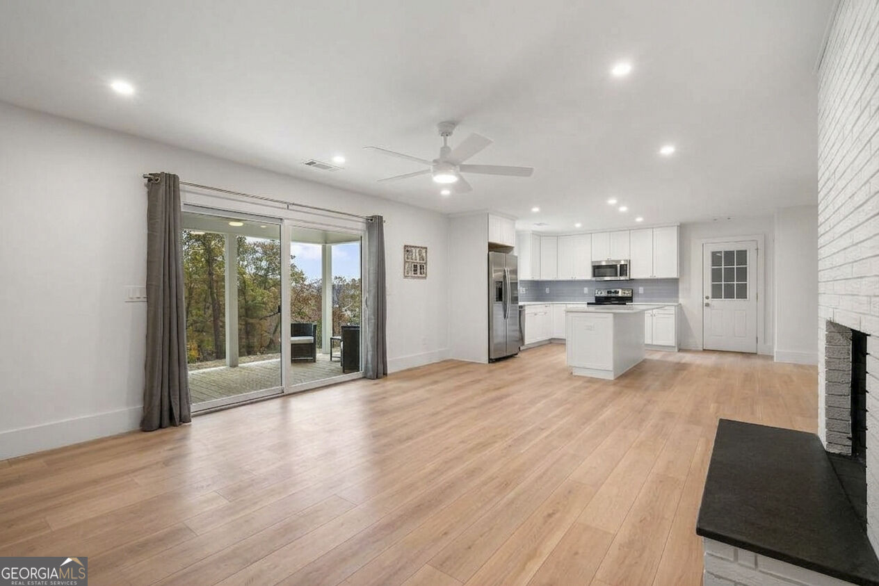 745 Honeysuckle Property Photo 7