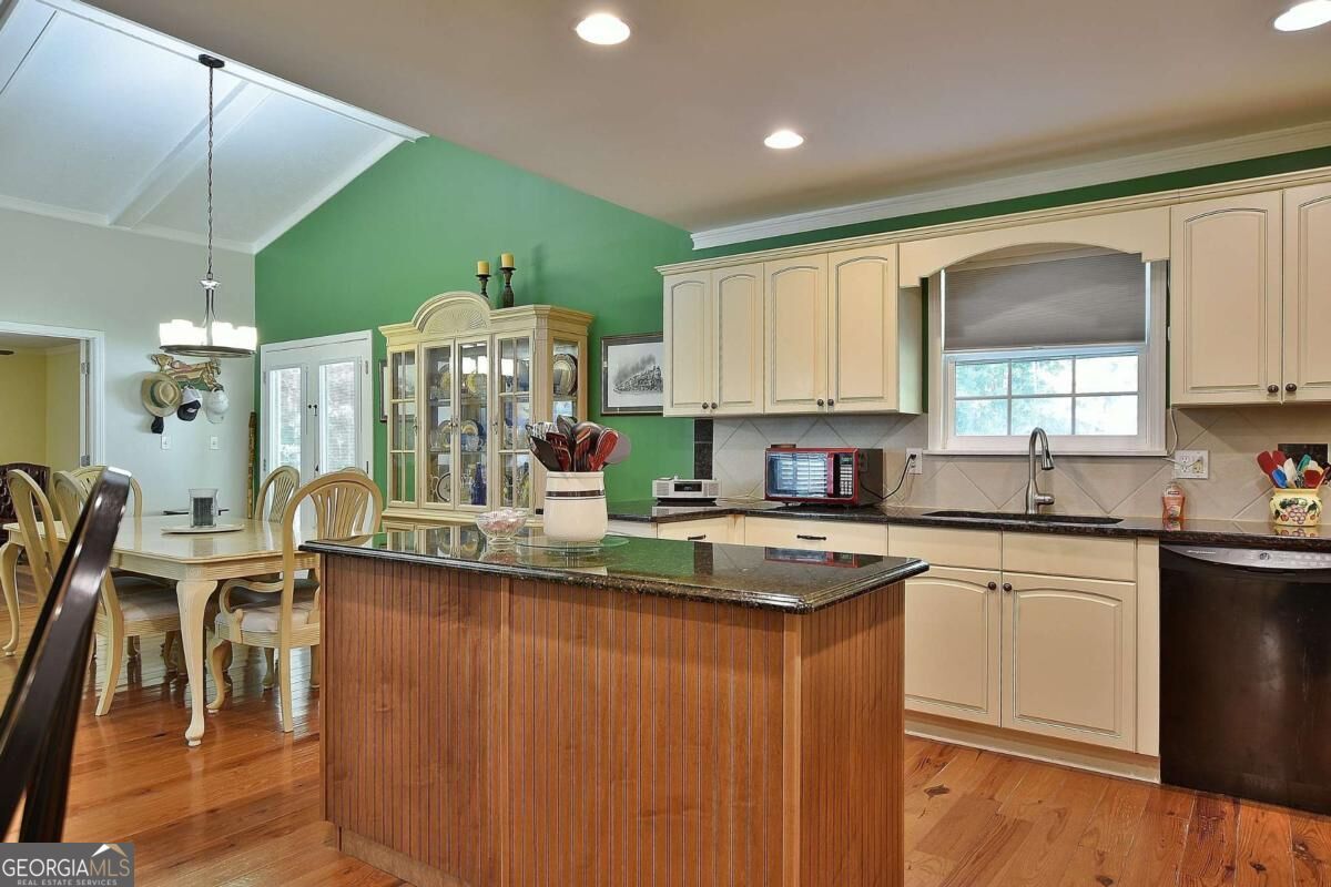 815 Hugley Road Property Photo 10