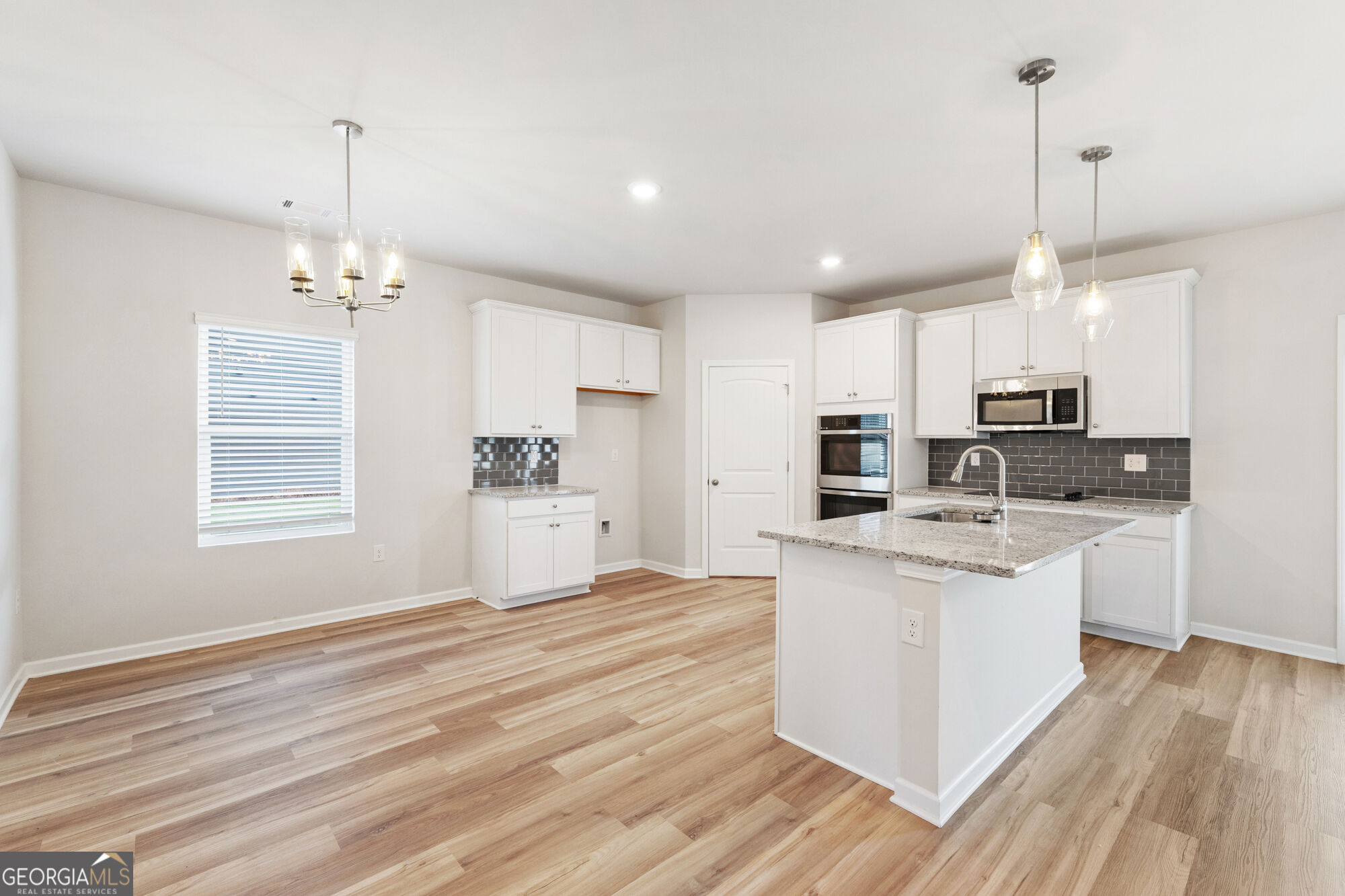 1021 Whitman Way Property Photo 3