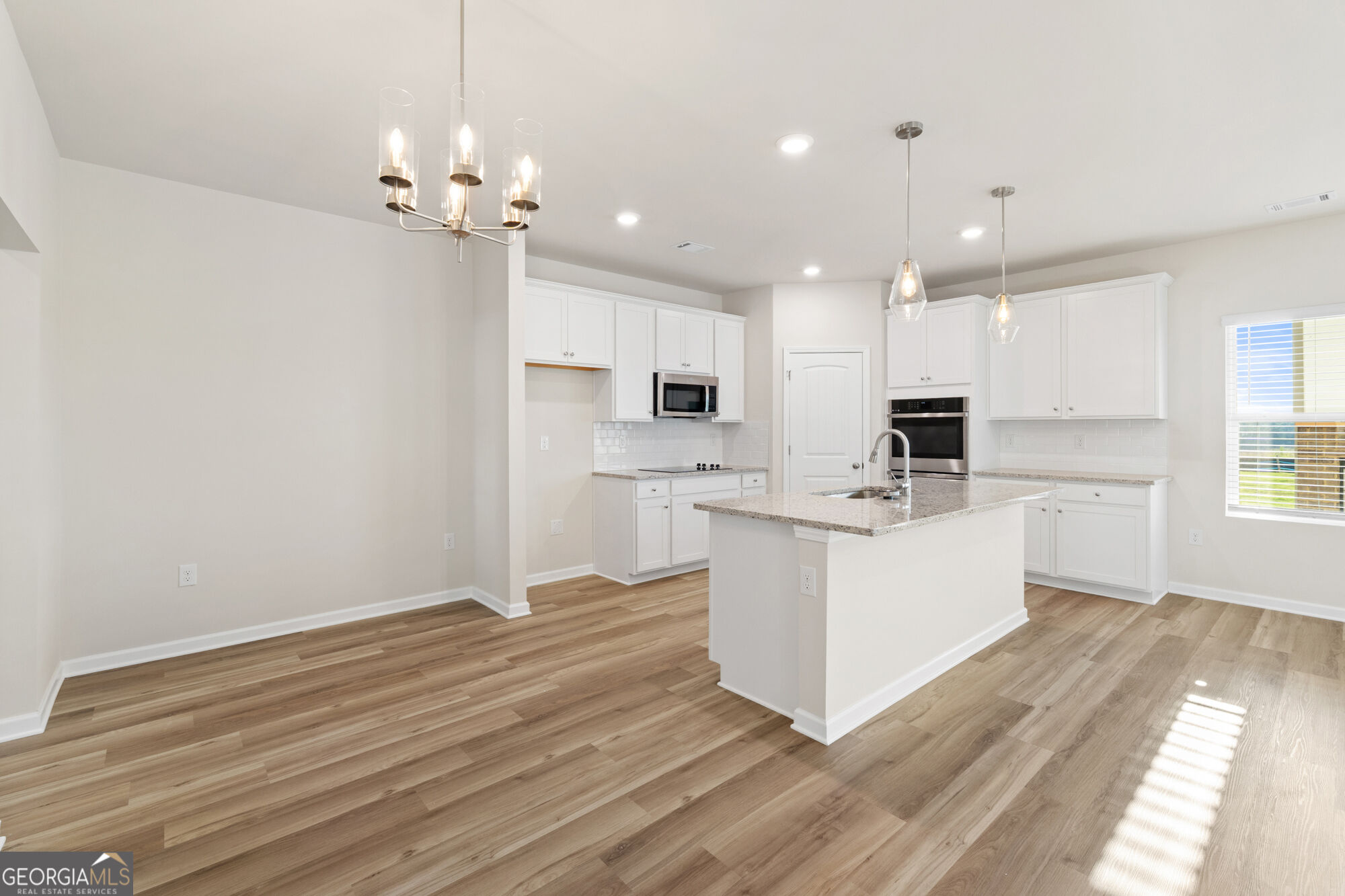 1013 Whitman Way Property Photo 3