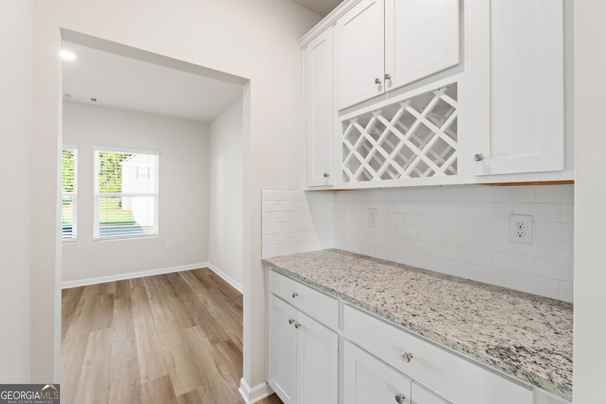 1013 Whitman Way Property Photo 7