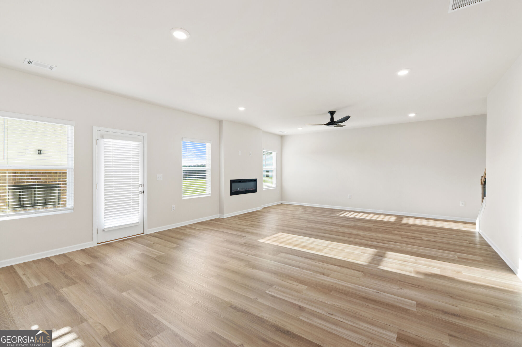 1013 Whitman Way Property Photo 9