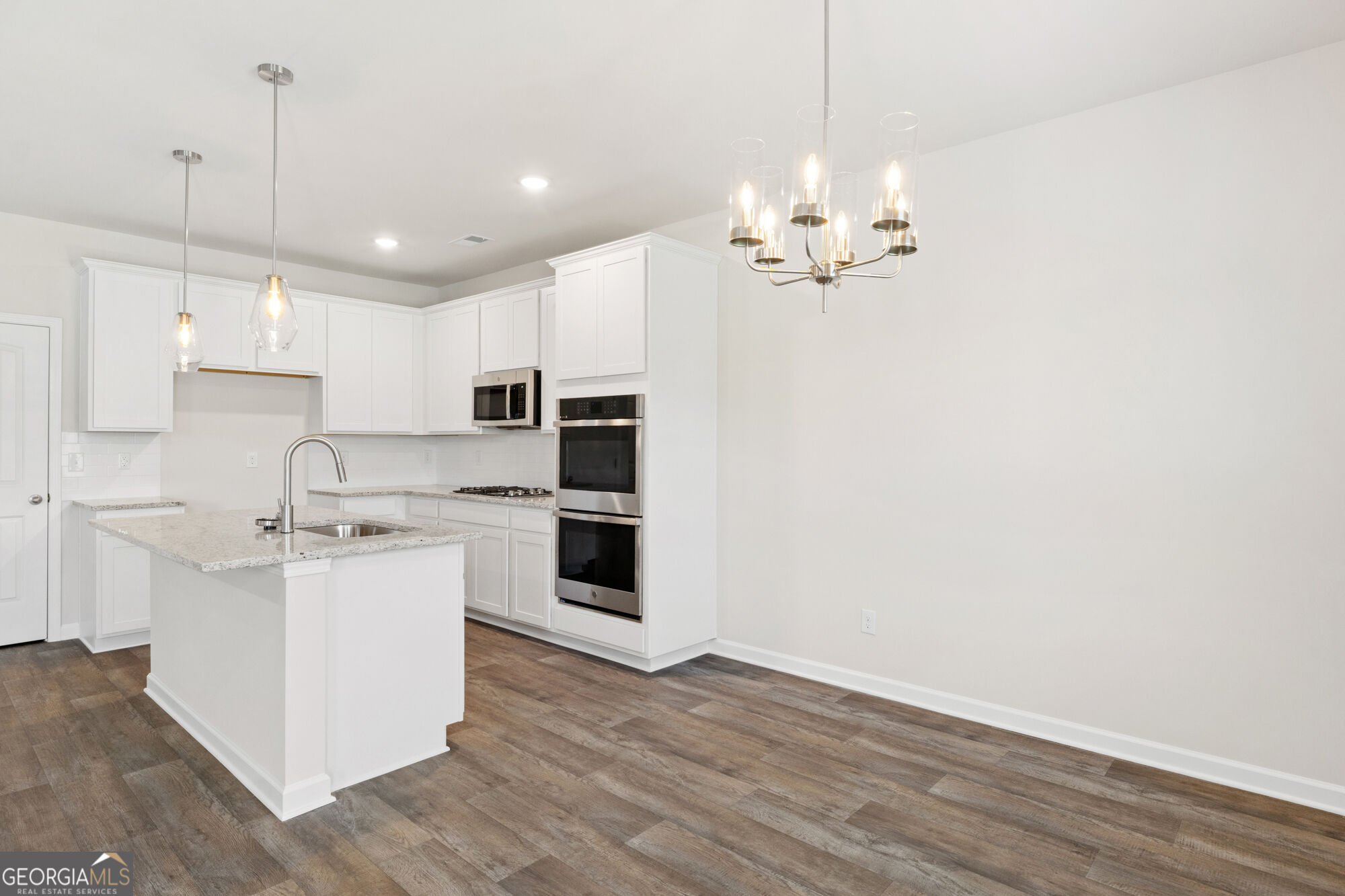 1005 Whitman Way Property Photo 6