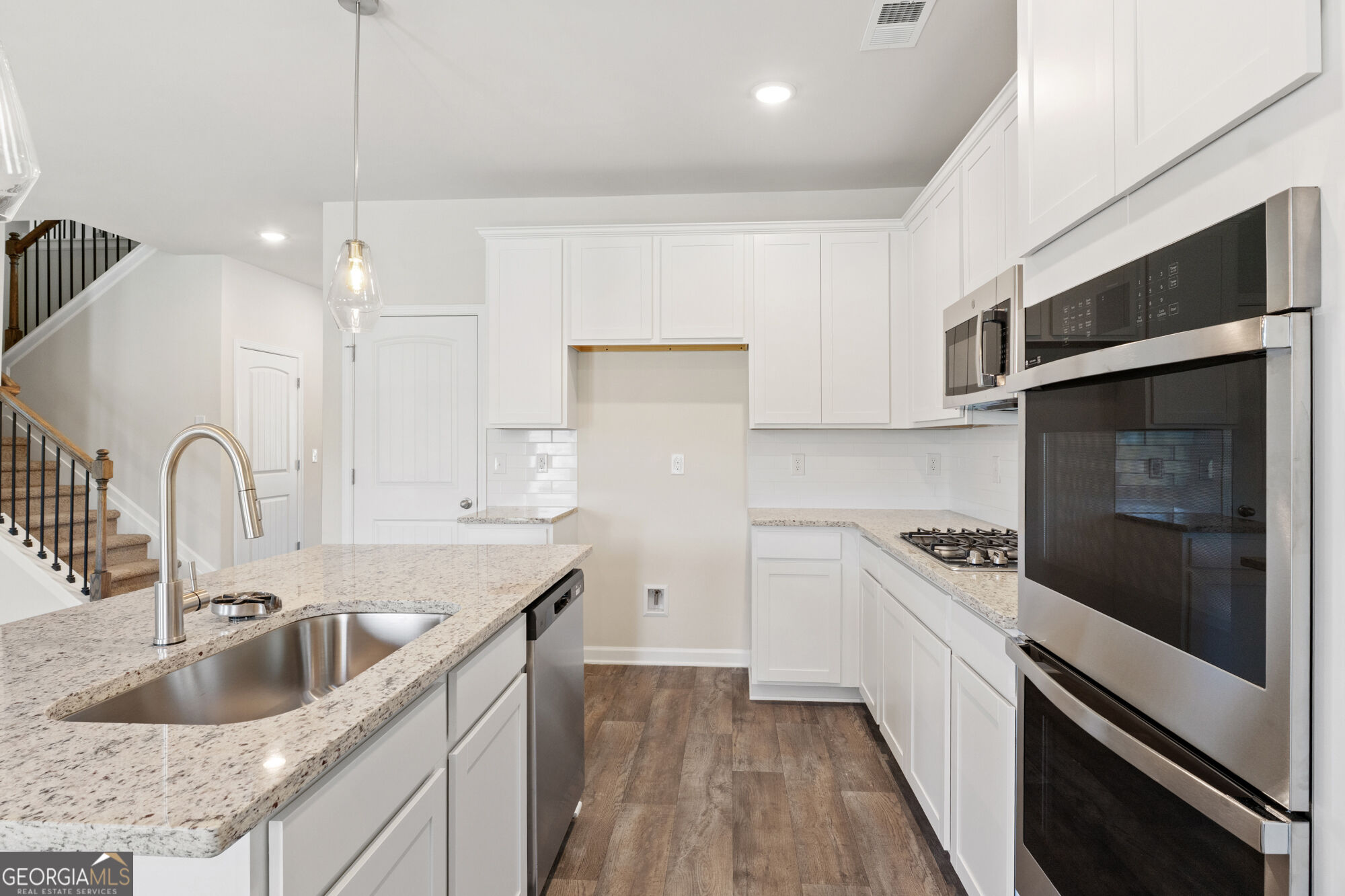 1005 Whitman Way Property Photo 7