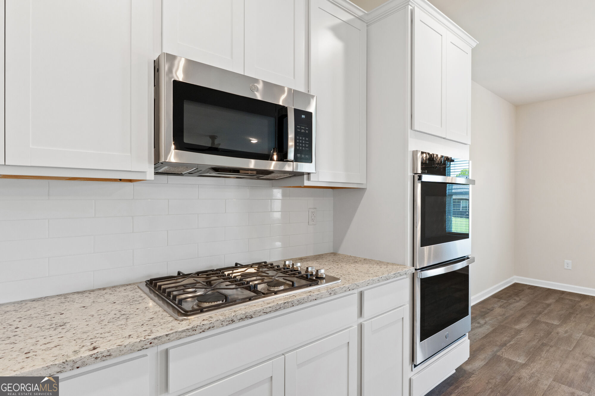 1005 Whitman Way Property Photo 9