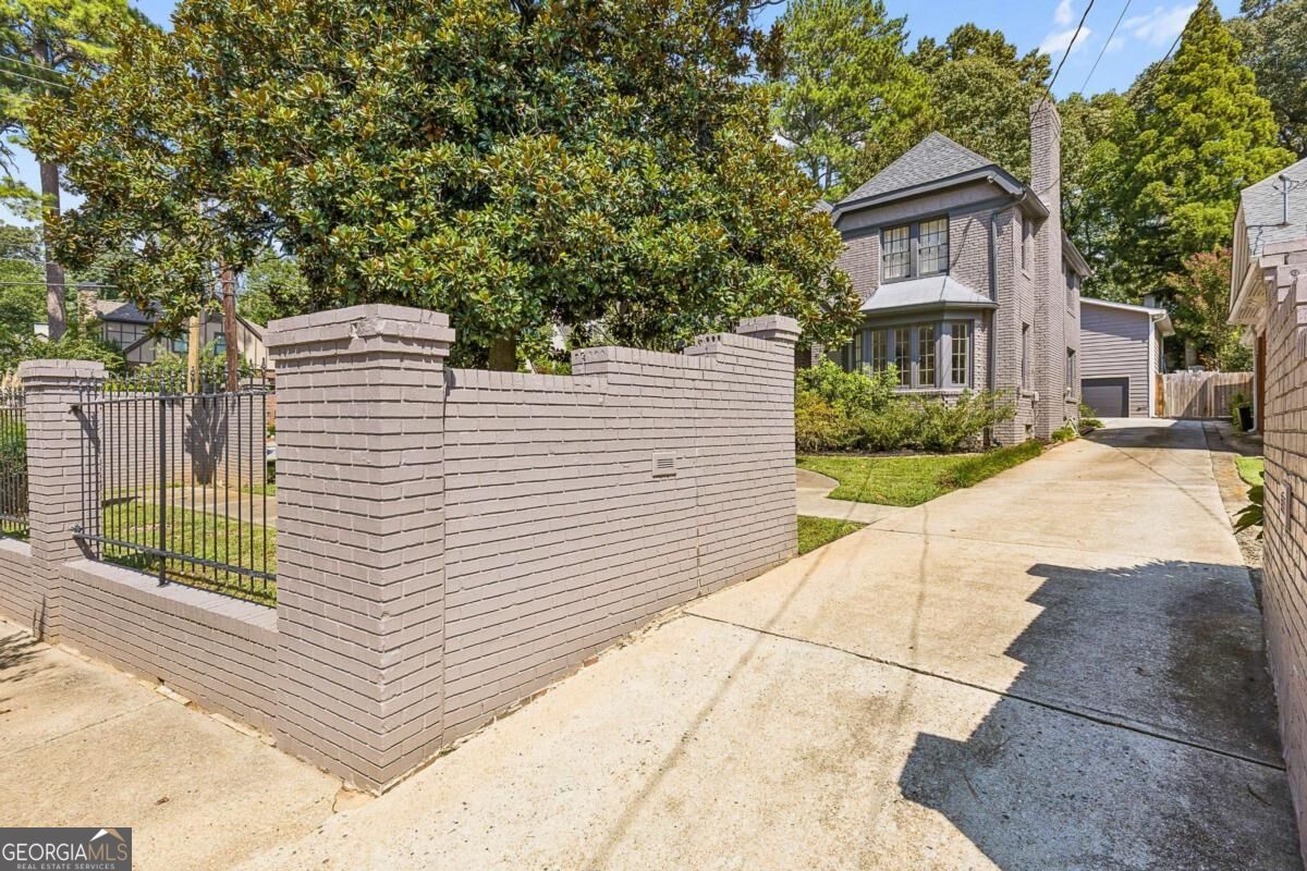 1515 N Morningside Drive Ne Property Photo 5