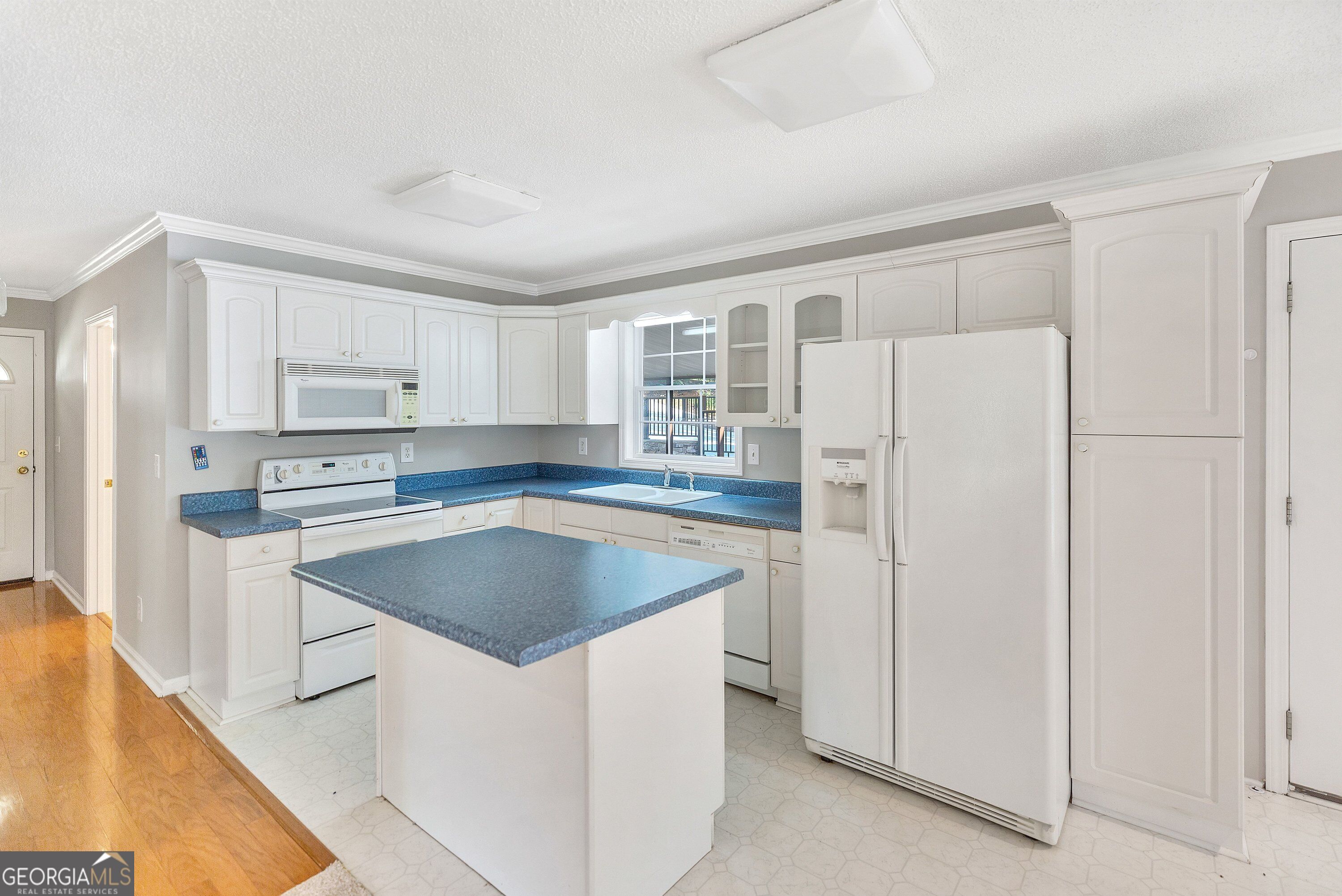 104 Lakehill Road Property Photo 3