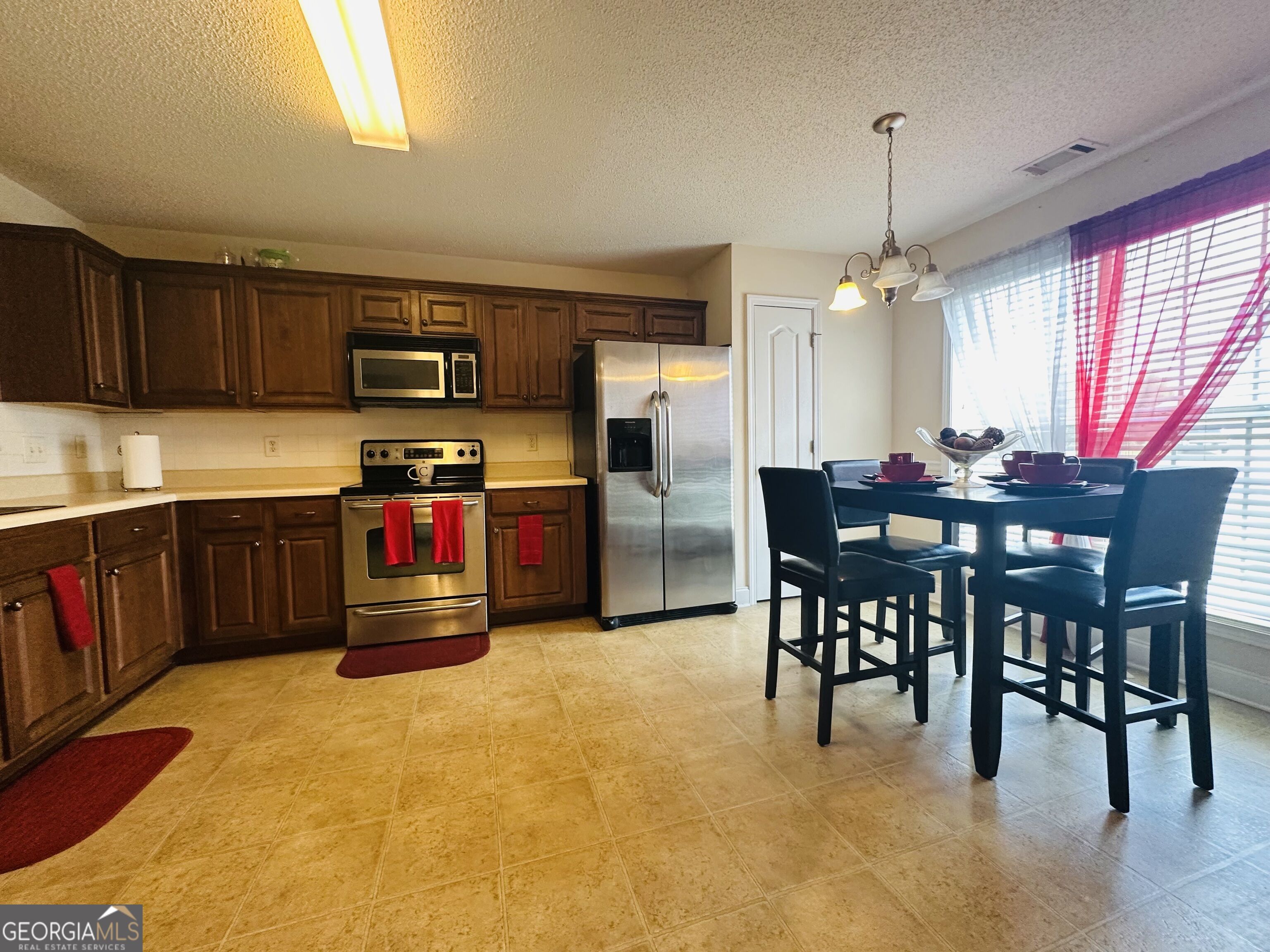 105 Ritz Lane Property Photo 4