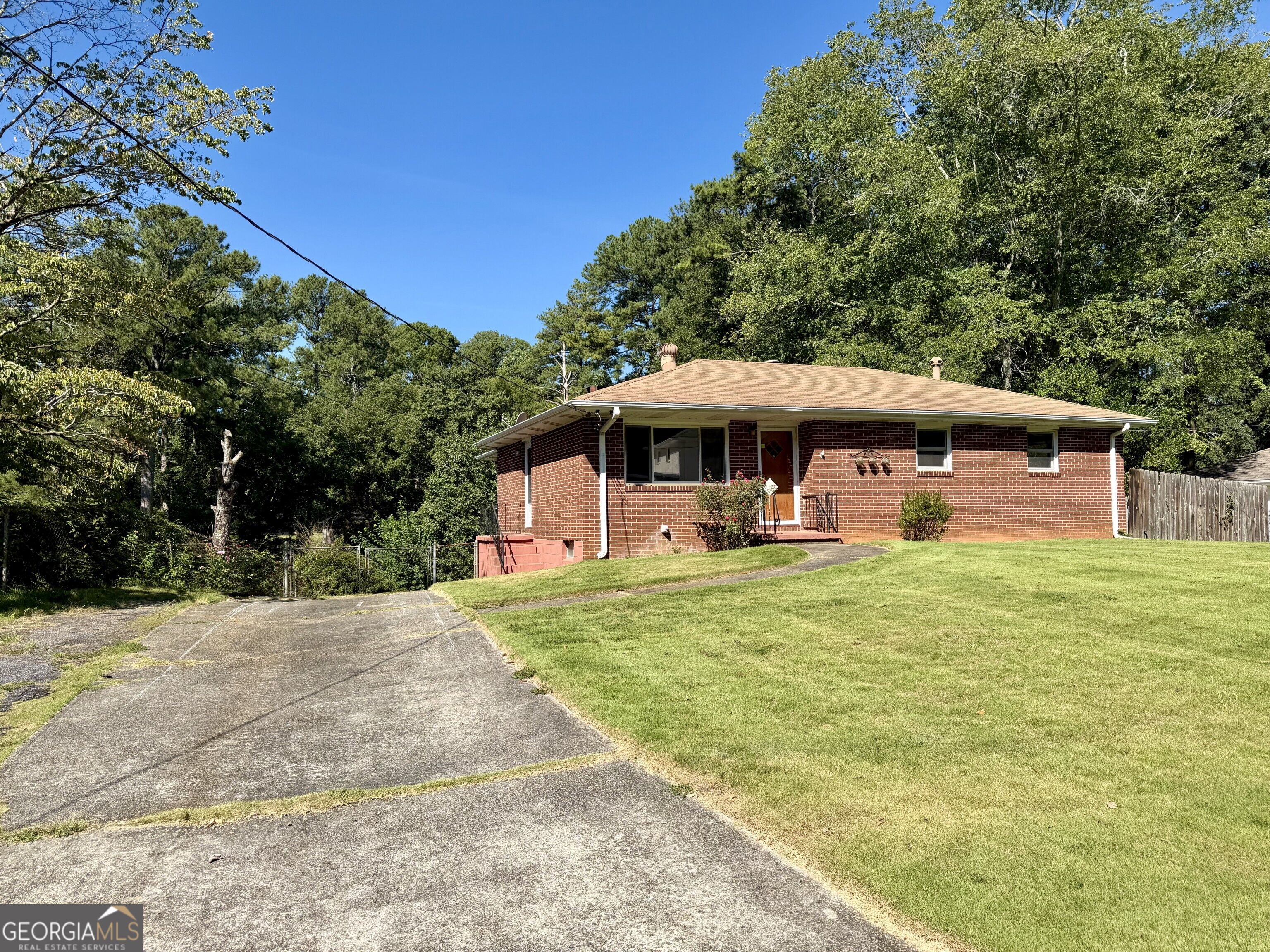 3226 Woodview Drive Se Property Photo 3