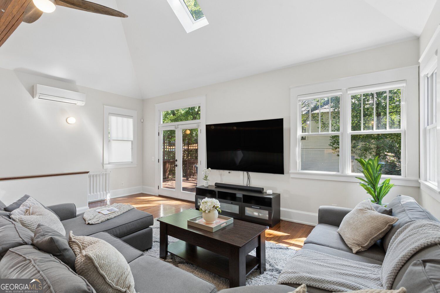 648 Waldo Street Se Property Photo 2