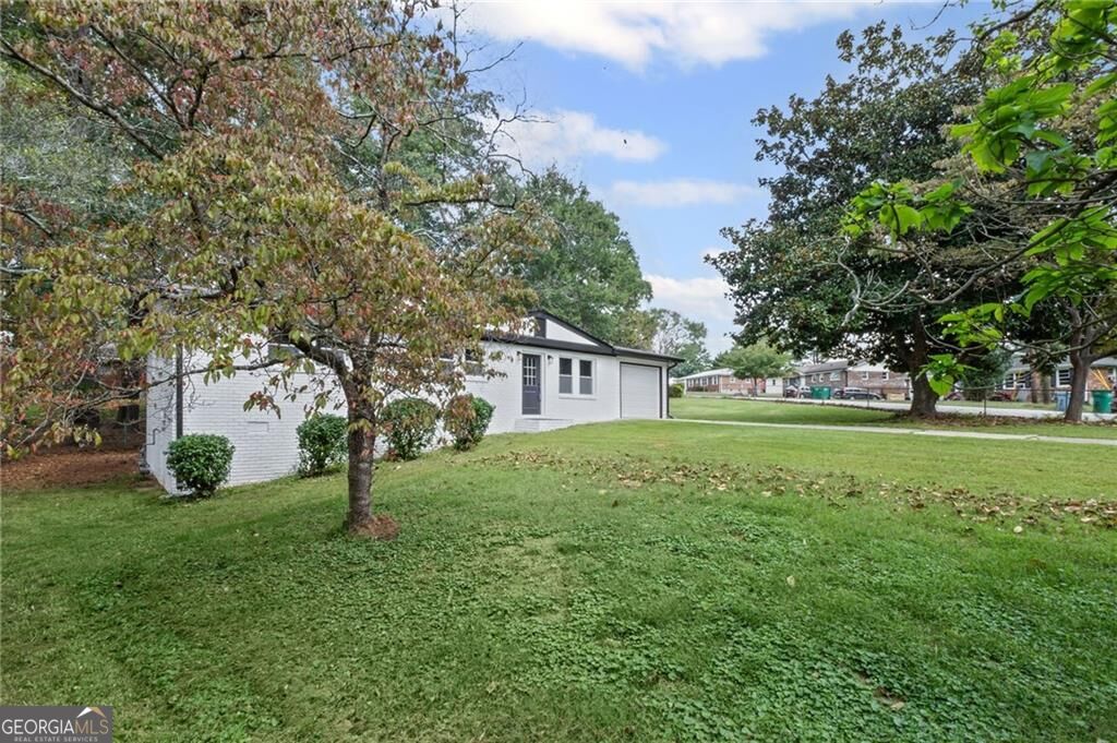 5961 John Street Property Photo 5