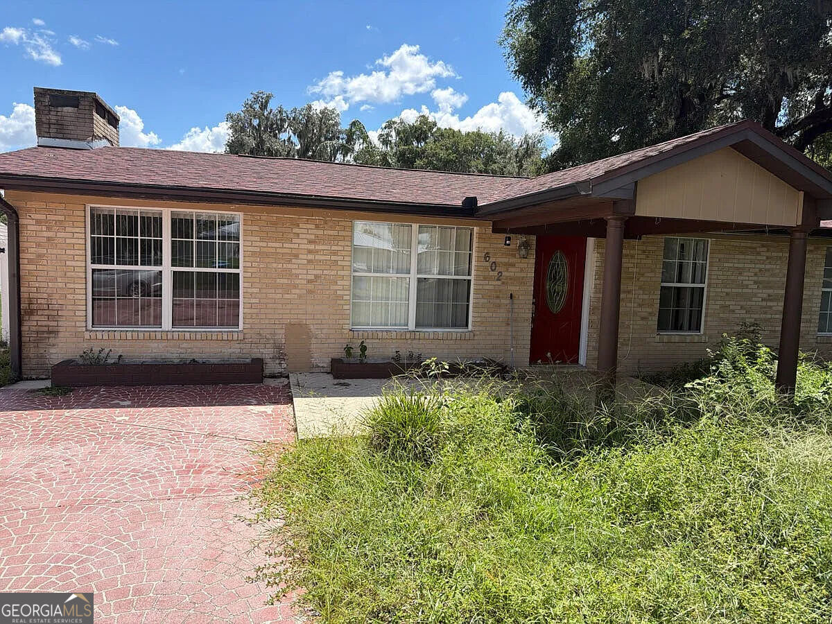 602 Dixon Street E Property Photo 1