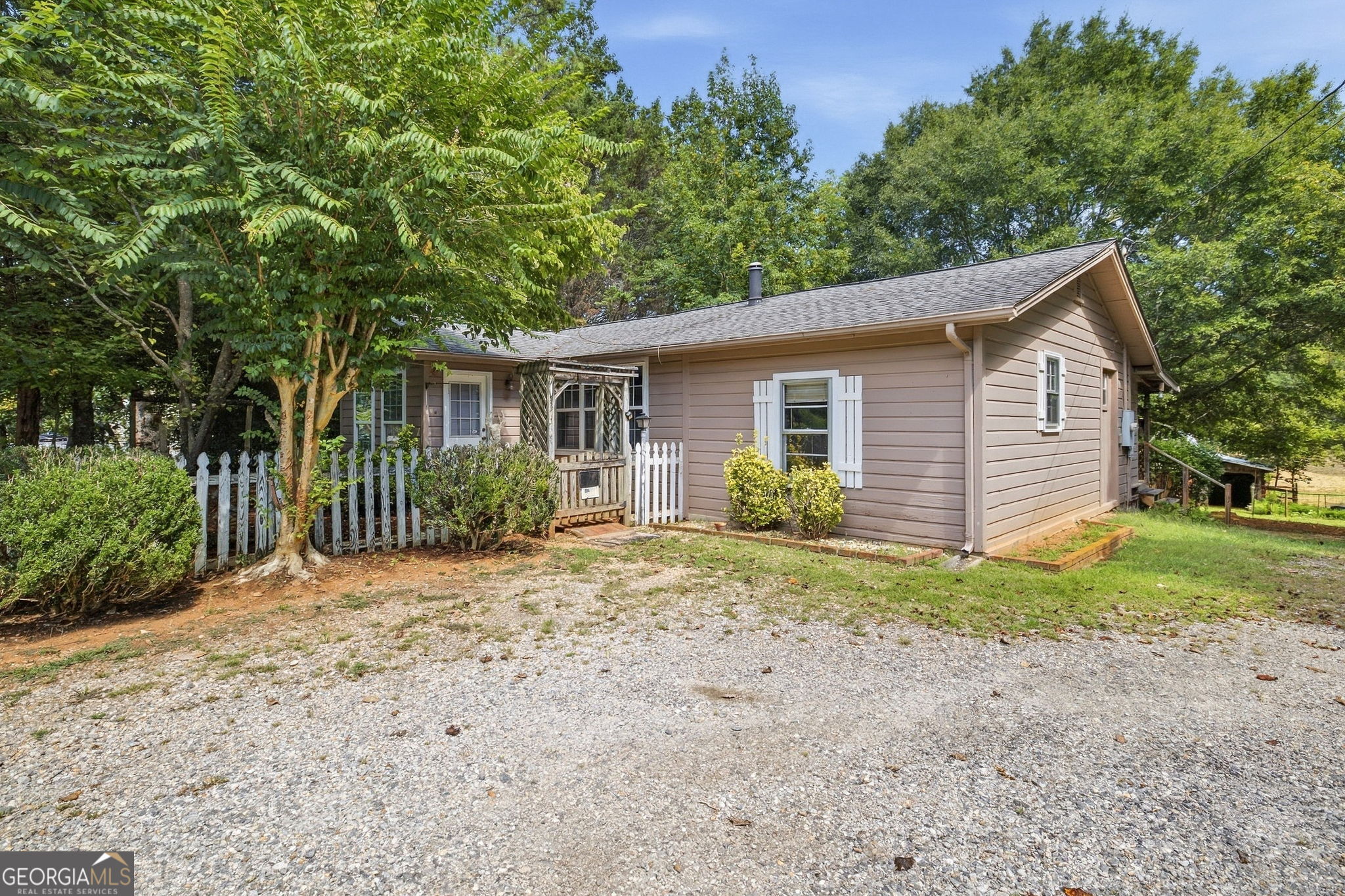 2124 Highway 105 Property Photo 1