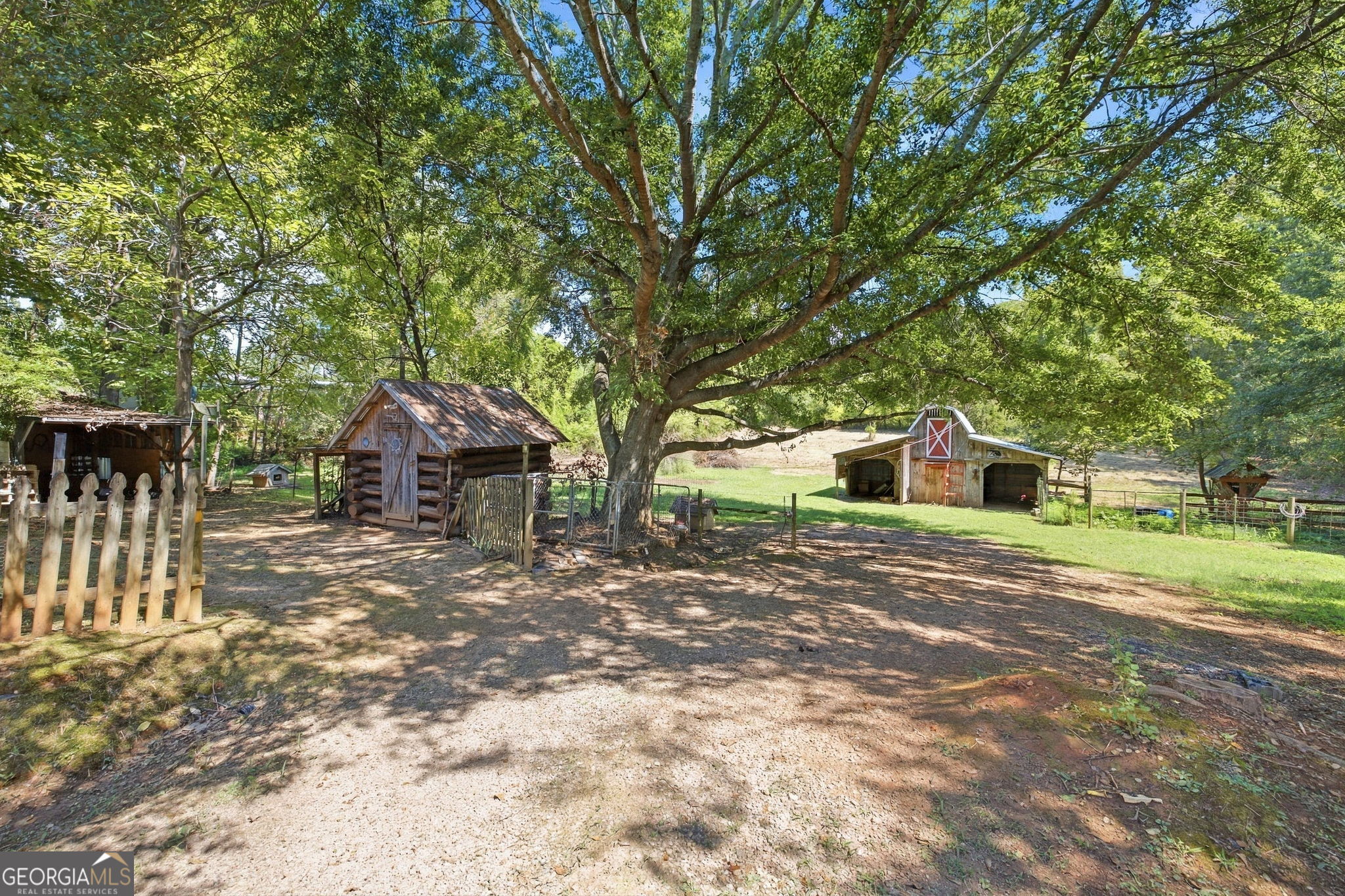 2124 Highway 105 Property Photo 2