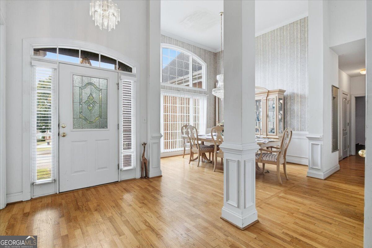 140 Lake Lucinda Drive Property Photo 3