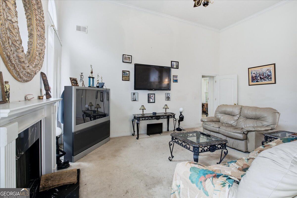 140 Lake Lucinda Drive Property Photo 7