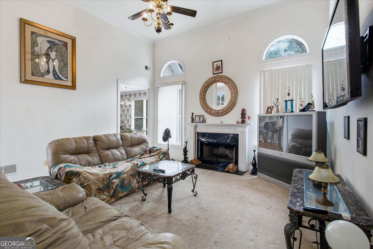 140 Lake Lucinda Drive Property Photo 8