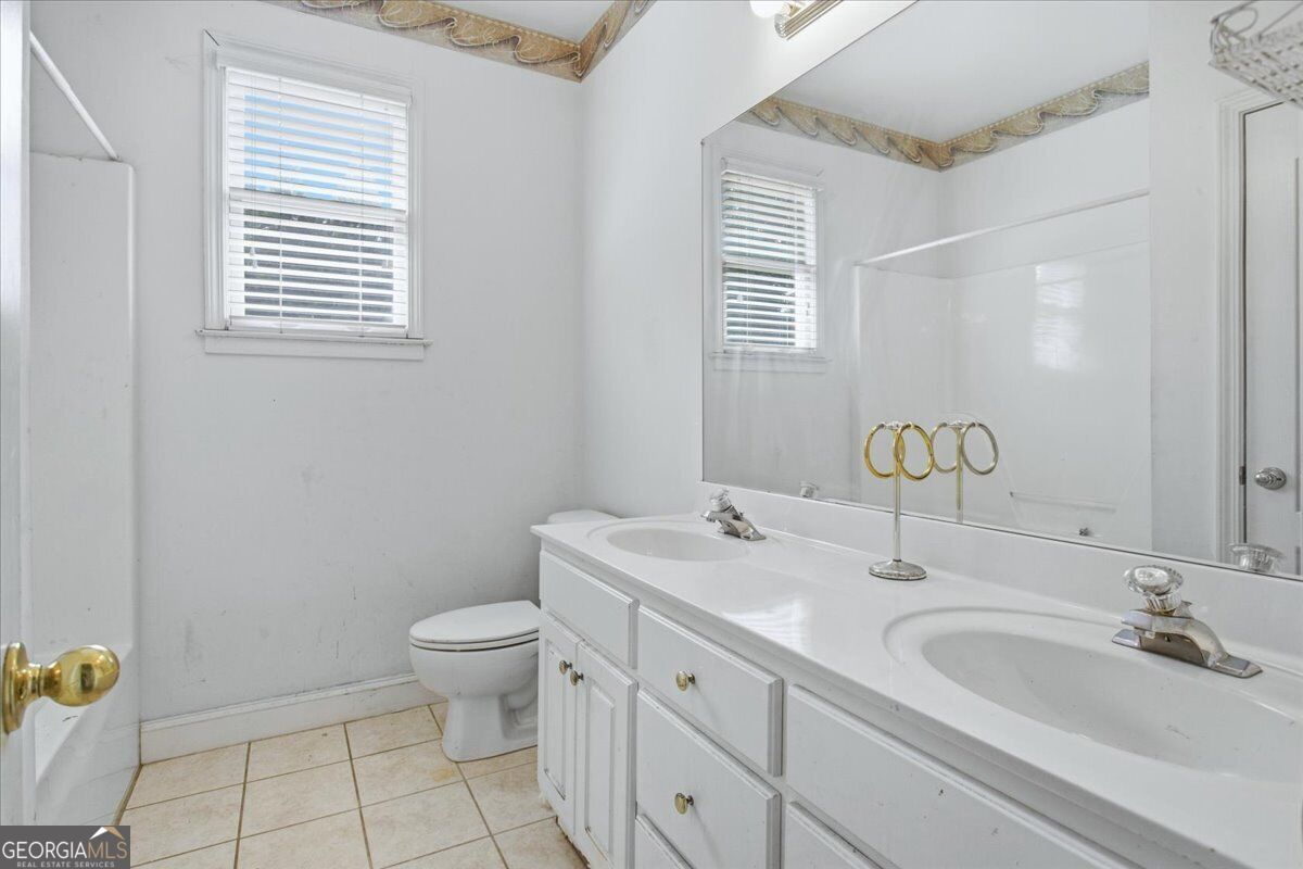 140 Lake Lucinda Drive Property Photo 10