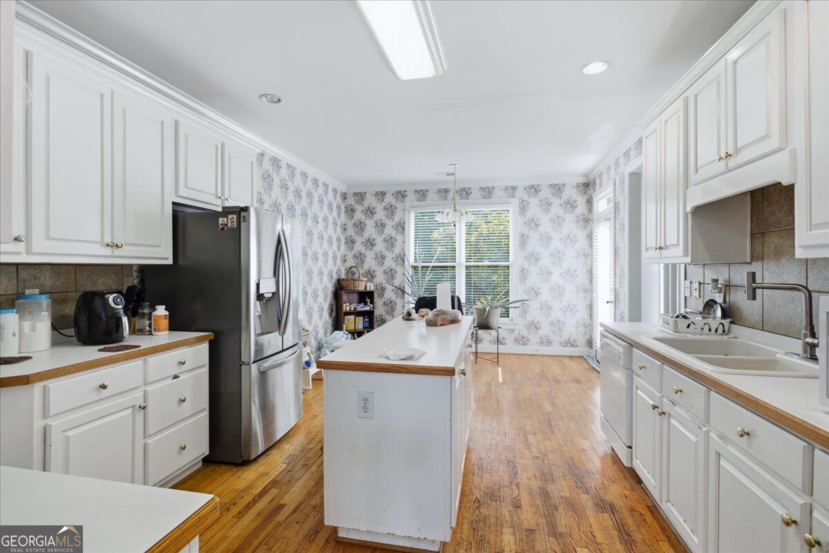 140 Lake Lucinda Drive Property Photo 12