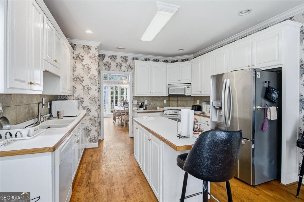 140 Lake Lucinda Drive Property Photo 13