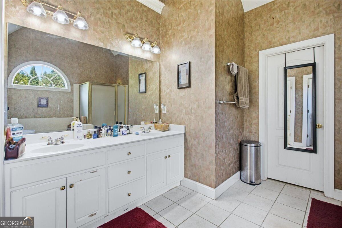 140 Lake Lucinda Drive Property Photo 17