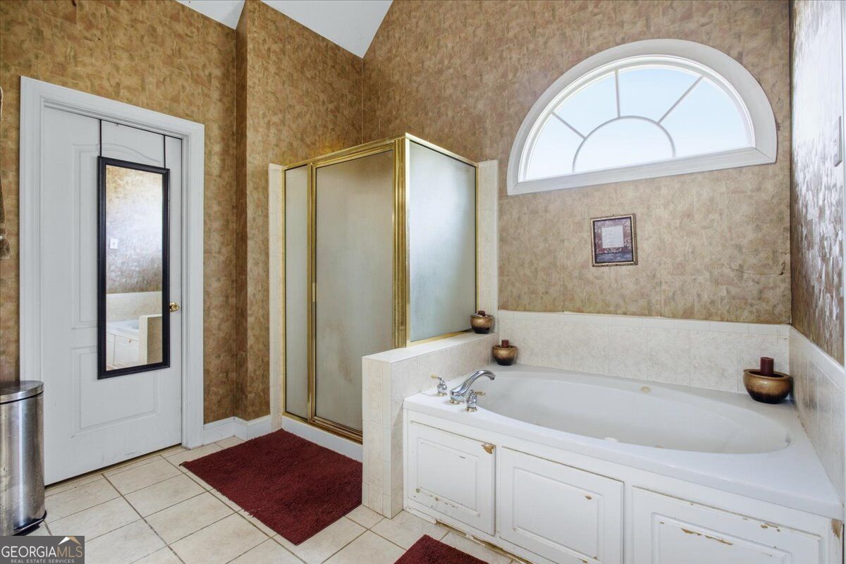 140 Lake Lucinda Drive Property Photo 18