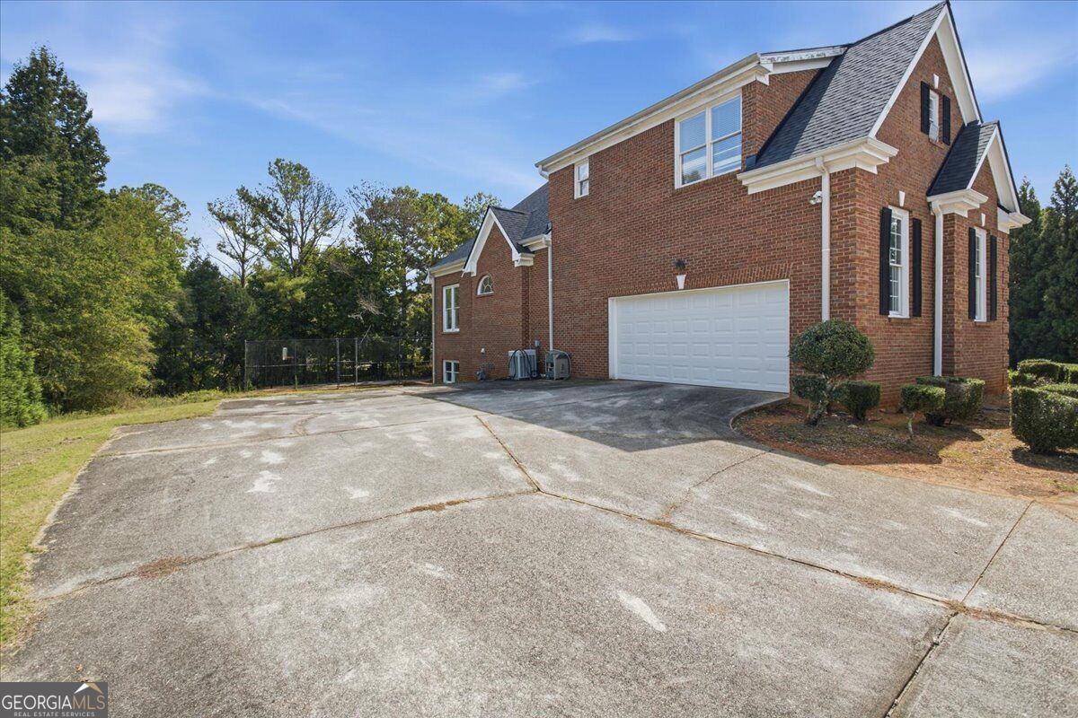 140 Lake Lucinda Drive Property Photo 28